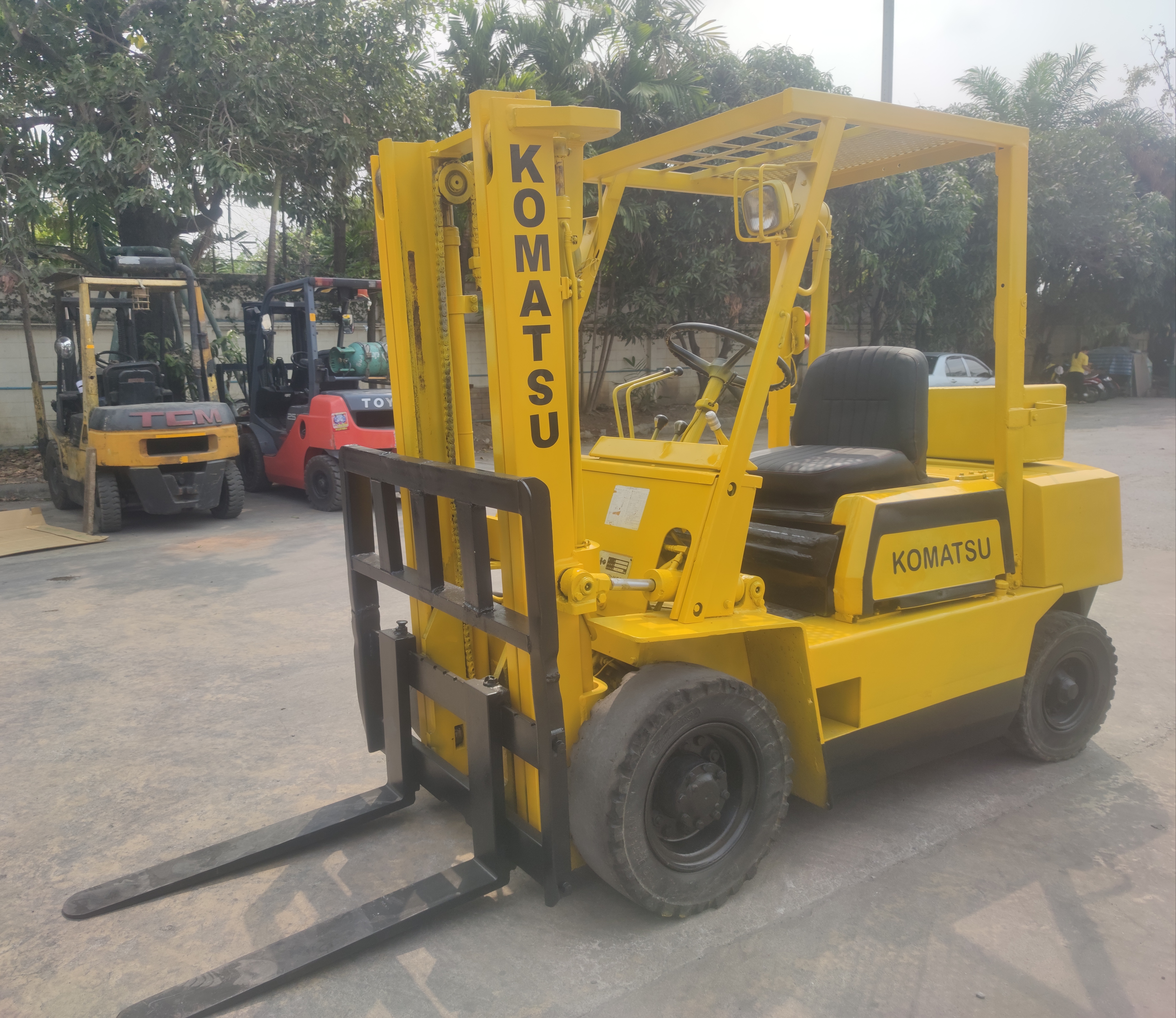 KOMATSU โฟล์คลิฟท์ เครื่องยนต์ดีเซล เกียร์ธรรมดา สภาพดี ยกได้2.5ตัน เสาสูง 3.5เมตร มาตรฐาน ขายตามสภาพ