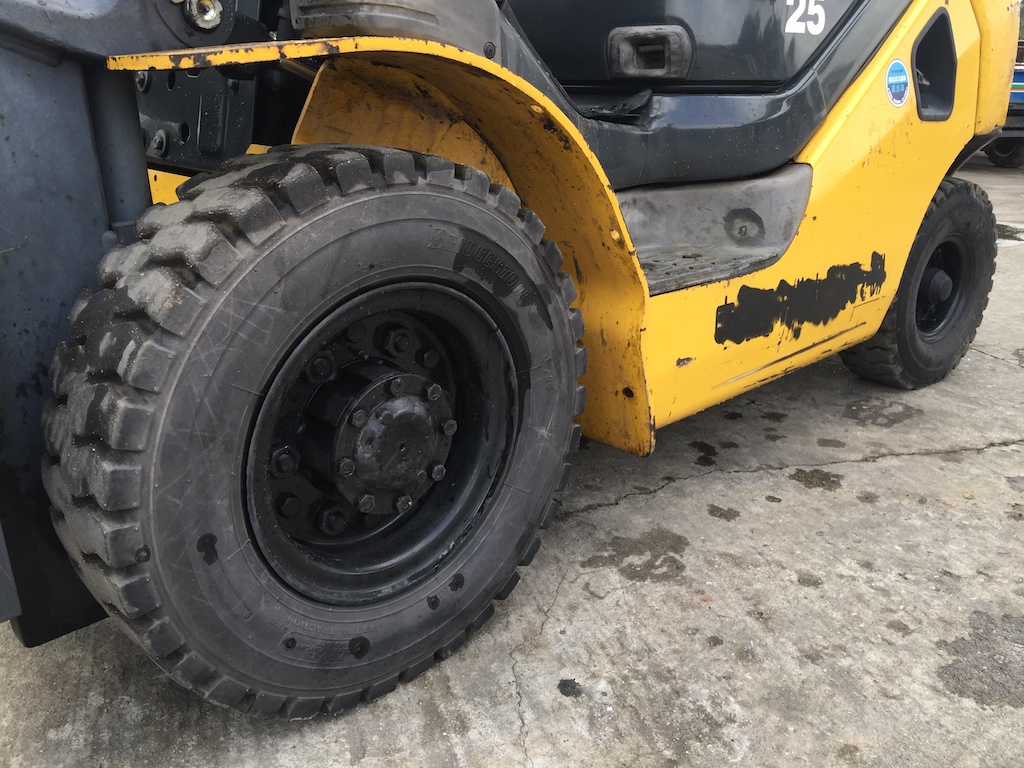 ขายรถโฟล์คลิฟท์ KOMATSU รุ่น FG25T-16 รุ่นใหม่ โฉมปัจจุบัน เครื่องเดิมเบนซิน เดินนิ่ม ระบบนุ่มนวล ทำ