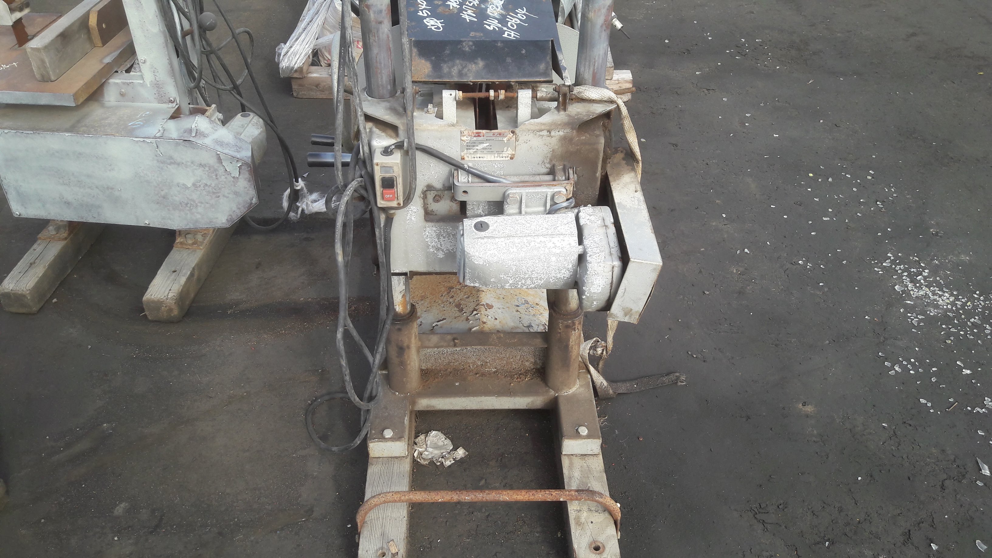 เครื่องผ่าหัวไม้ ทำลิ่ม ยี่ห้อ RYOBI รุ่น HW-15DX น.น. 115 ก.ก เก่านอก ไฟญี่ปุ่นครับ ตามสภาพ