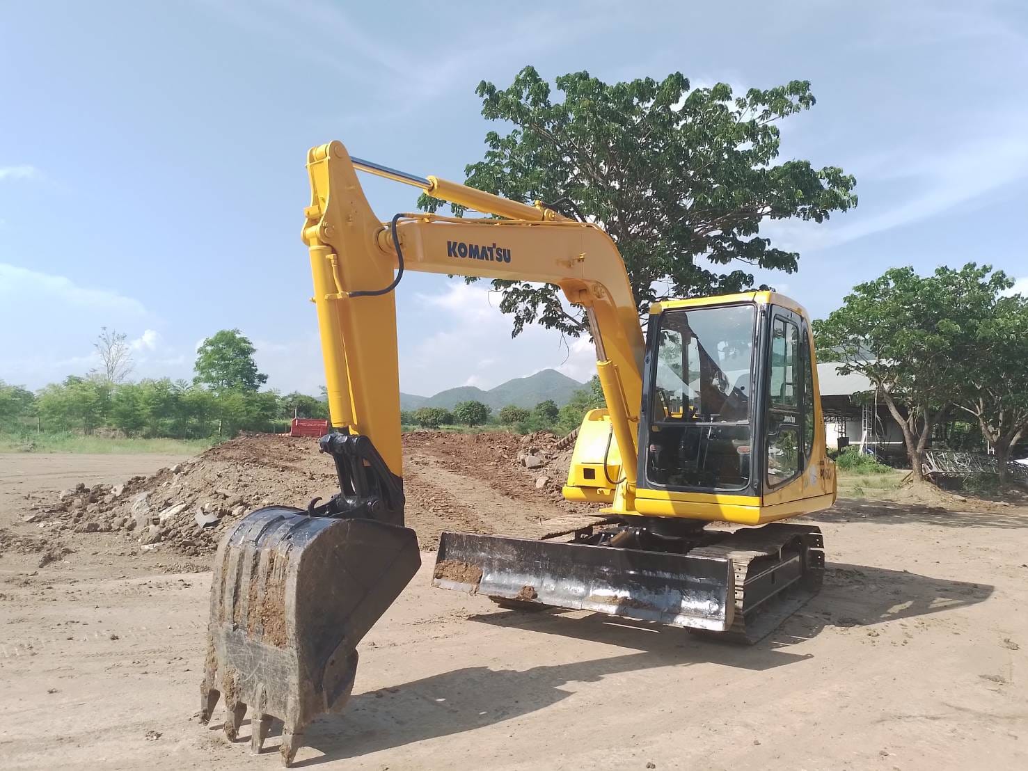 Vายรถขุดโคมัสสุ PC60 รุ่น 7 เก่านอกแท้
 ขนาด 6 ตัน มีอินวอย มีใบมีดดัน
ราคาเพียง 550,000 บาท