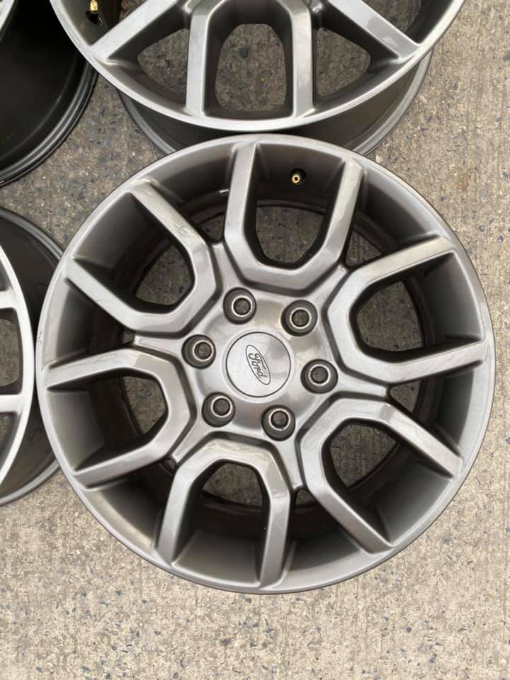 ล้อ FORD RANGER FX4 ขอบ18 6รู139.7 สภาพใหม่ ไร้รอย พร้อมน็อตแท้ครบชุด ชุดละ 8,500 บาท ล้อ FORD RANGER FX4 ขอบ18 6รู139.7 สภาพใหม่ ไร้รอย พร้อมน็อตแท้ครบชุด ชุดละ 8,500 บาท