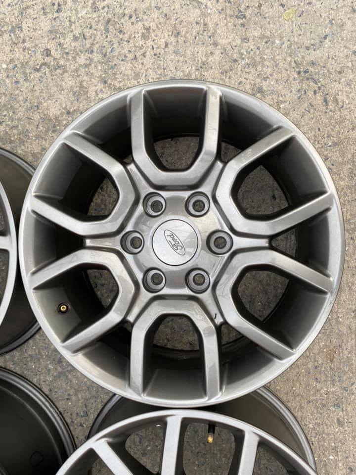 ล้อ FORD RANGER FX4 ขอบ18 6รู139.7 สภาพใหม่ ไร้รอย พร้อมน็อตแท้ครบชุด ชุดละ 8,500 บาท ล้อ FORD RANGER FX4 ขอบ18 6รู139.7 สภาพใหม่ ไร้รอย พร้อมน็อตแท้ครบชุด ชุดละ 8,500 บาท