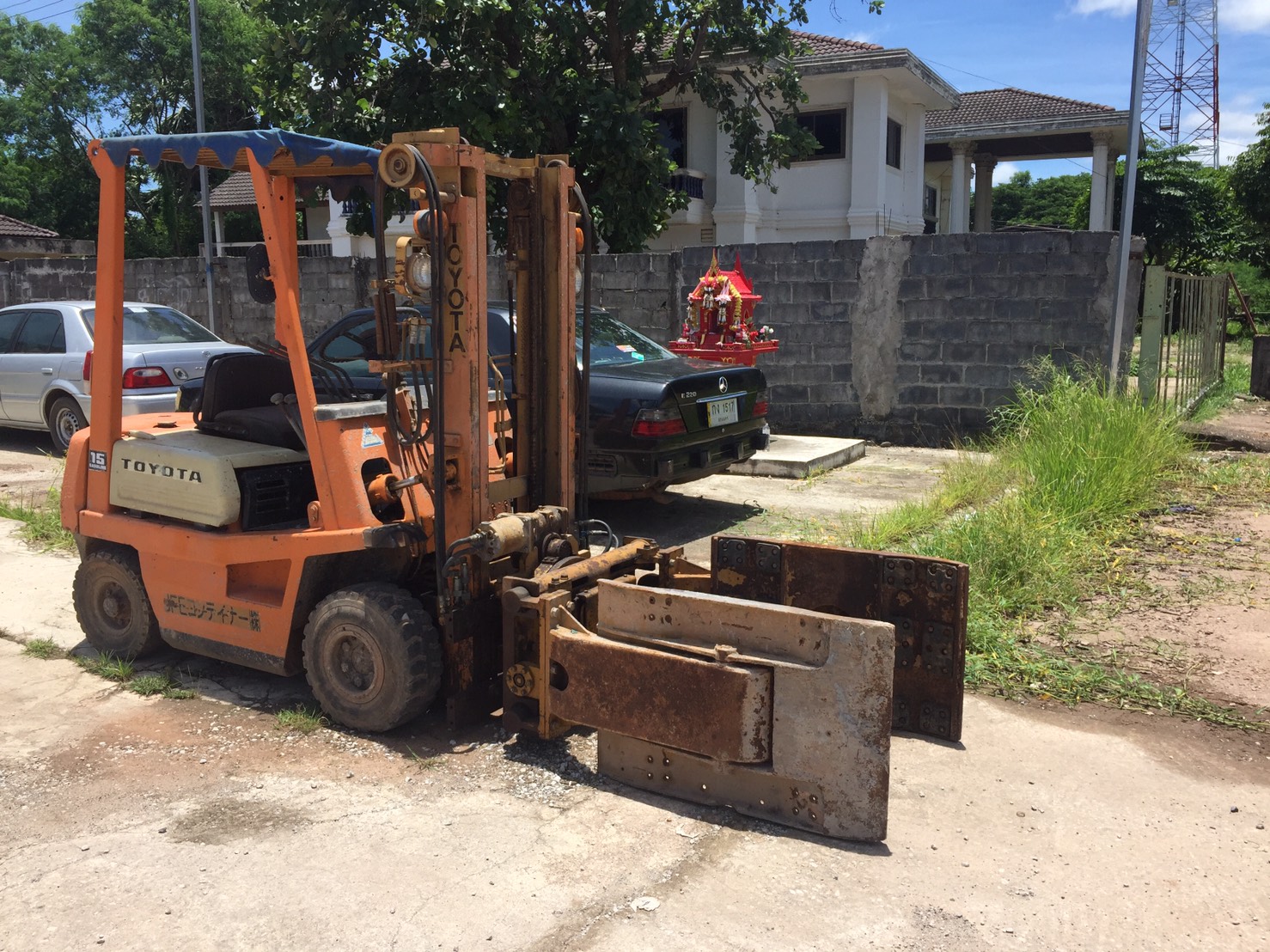 ขายด่วน รถหนีบวัสดุ ทั่วไป สภาพดี ใช้งานปกติ ติดต่อด่วน 0910617179