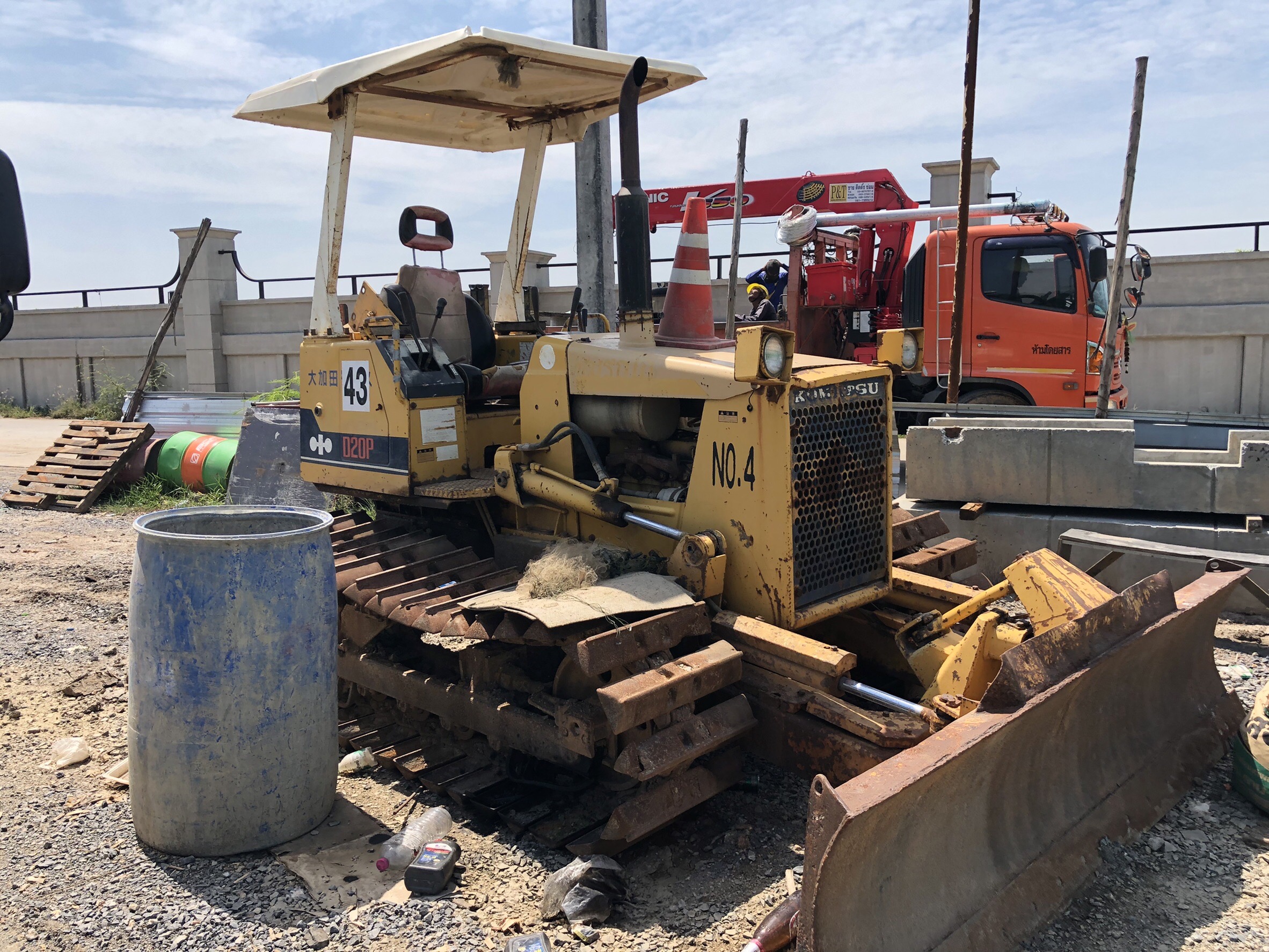 ขายด่วน รถแทร็กเตอร์ KOMATSU D20P-6 สภาพดี เล่มพร้อม ติดต่อด่วน 0910617179