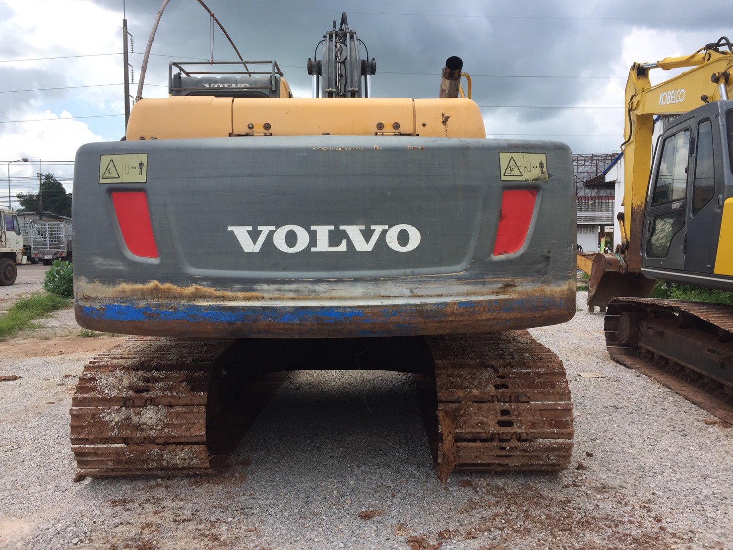 ขายด่วน รถแบคโฮ VOLVO สภาพดี พร้อมใช้งาน ติดต่อด่วน 0910617179