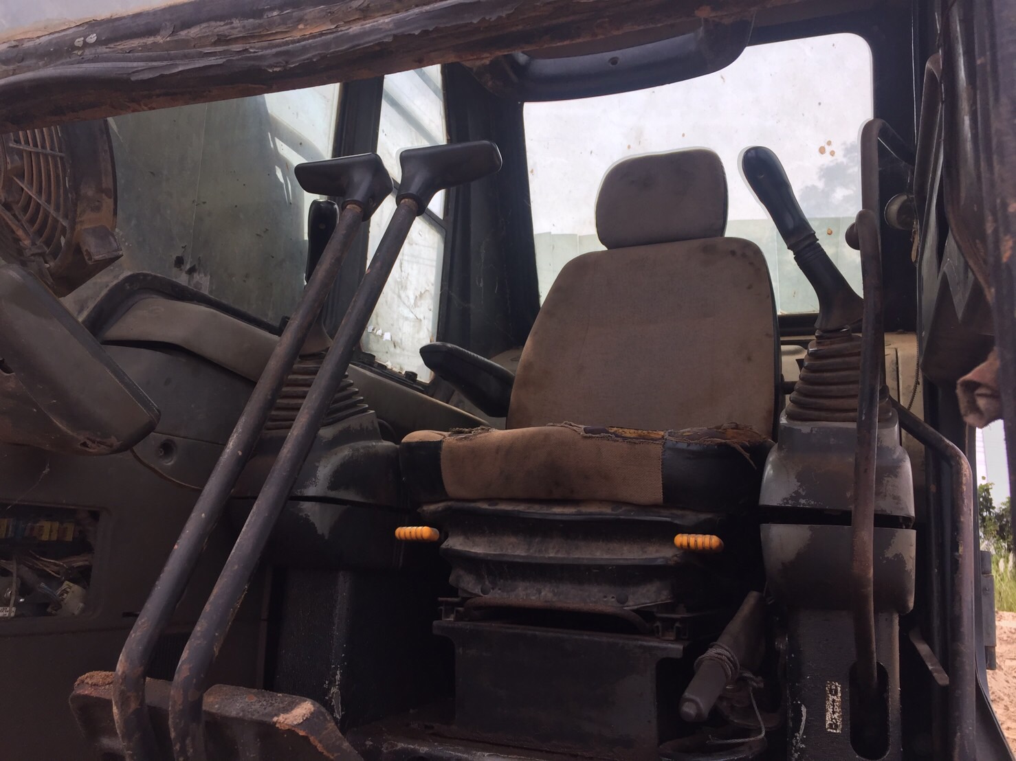 ขายด่วน รถแบคโฮ โคมัสสุ 200-6 สภาพดี พร้อมใช้งาน ติดต่อด่วน 0910617179