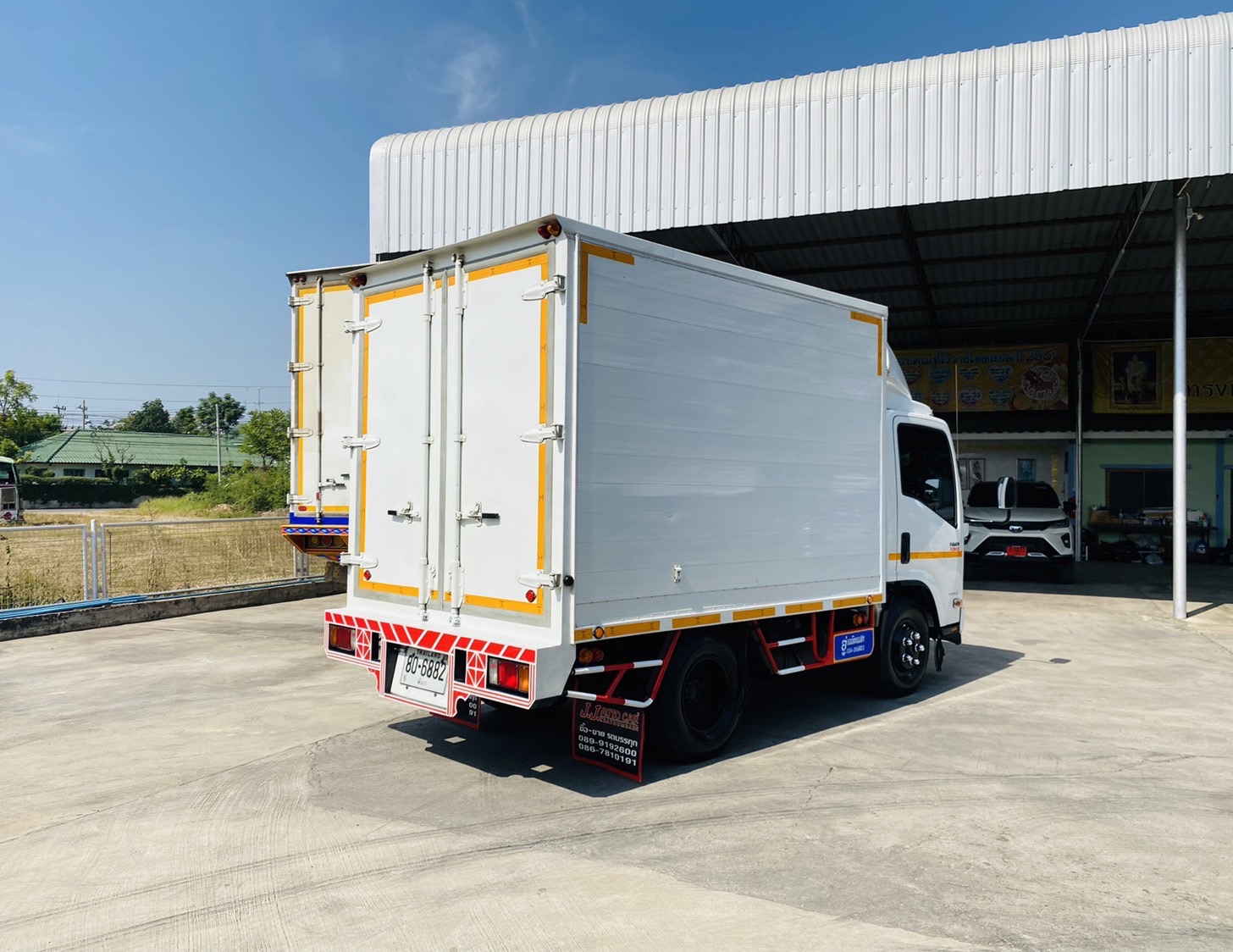 ISUZU NMR 130 EURO 3 ตู้เเห้ง 3 บาน ยาว 3.00 เมตร วิ่ง 57,537 กิโลเมตร  กระจกไฟฟ้า เซ็นทรัลล็อค พวงมาลัยมีถุงลมนิรภัย  จดทะเบียนปี 2562 ( 2019 )  ราคา 820,000 บาท  089-9192600 K ธนพล  id Line  @jj9898 ช่อง YouTube  Jjautocar 2