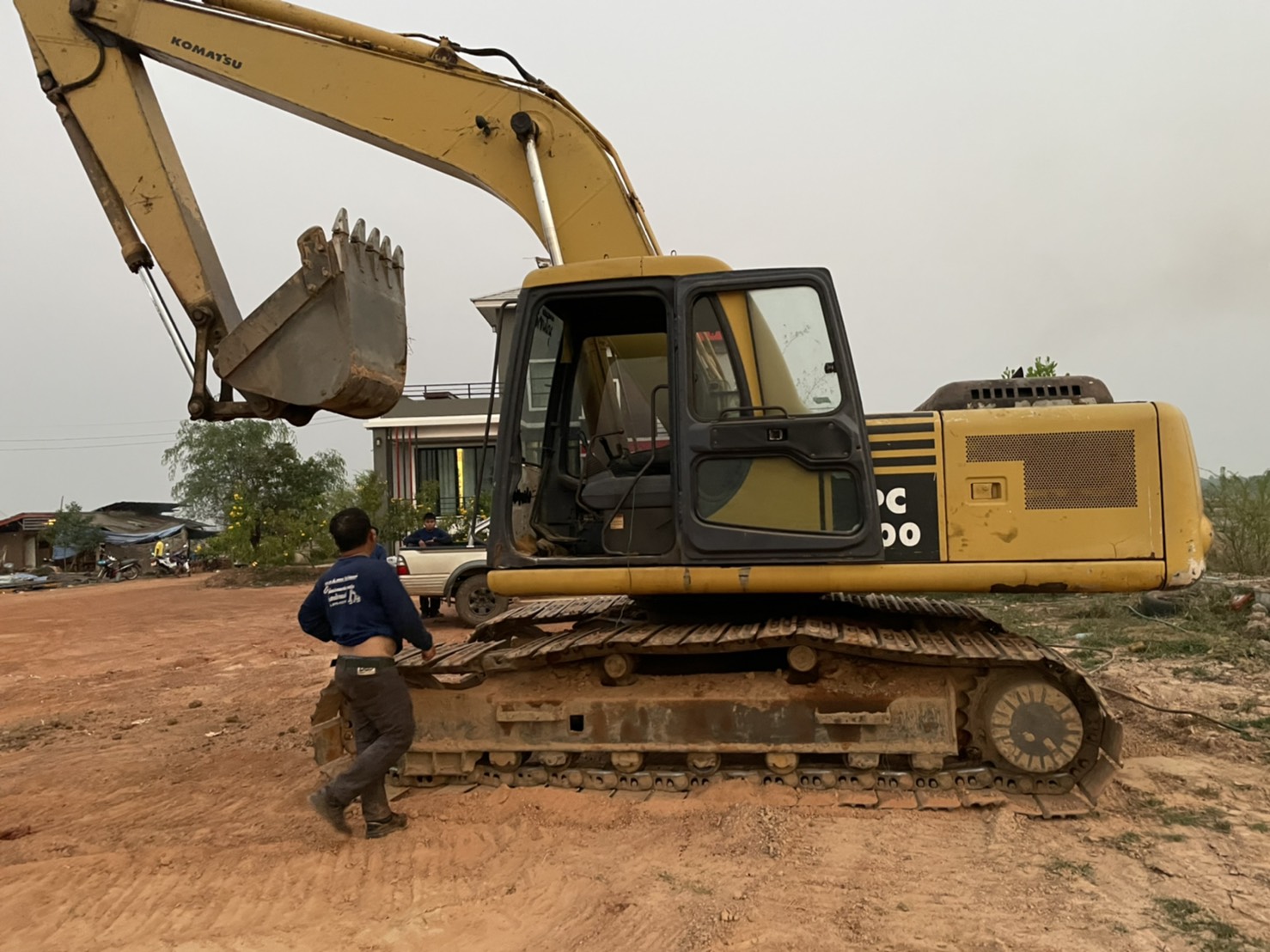 แมคโคร komatsu 200-6 มีทะเบียนพร้อมโอน สภาพพร้อมใช้งาน