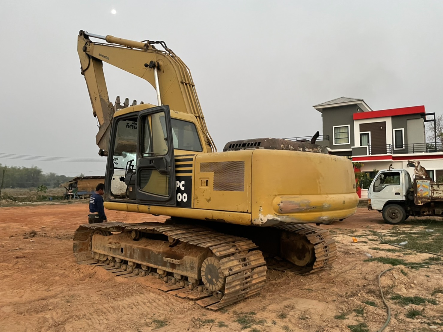 แมคโคร komatsu 200-6 มีทะเบียนพร้อมโอน สภาพพร้อมใช้งาน