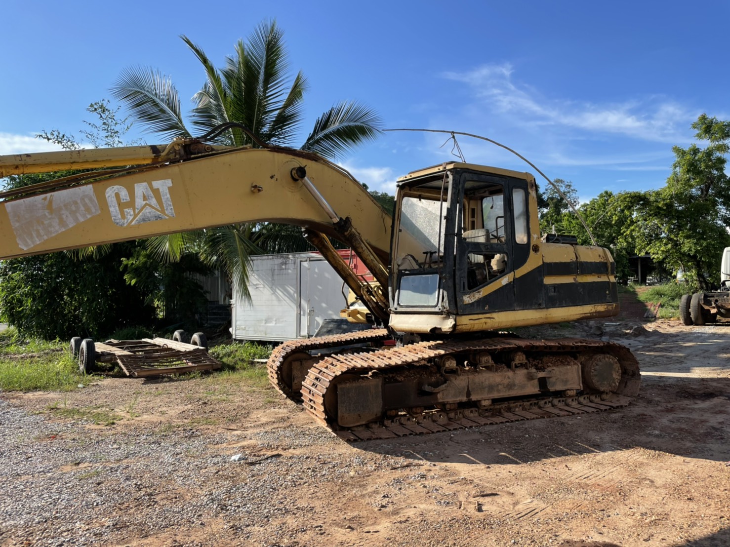 ขายแมคโคร CAT 320-A พร้อมใช้งาน สนใจโทร 086-233-7640