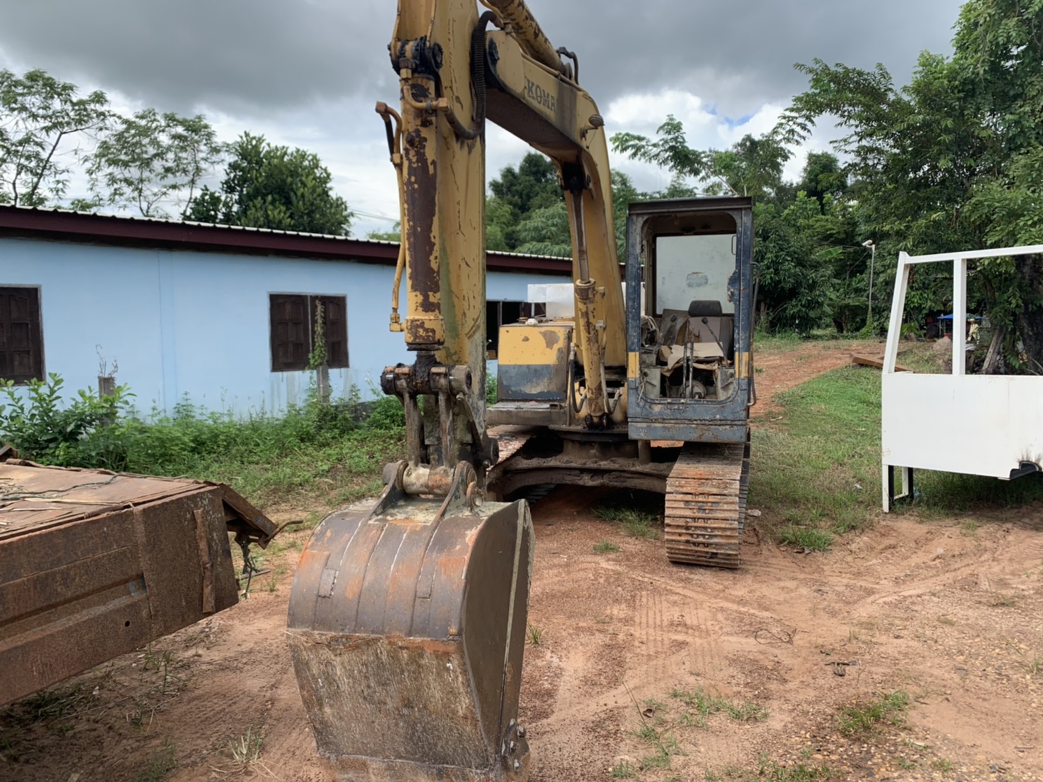 Komatsu รุ่นPC60-3 พร้อมใช้ มีใบอินวอย Komatsu รุ่นPC60-3 พร้อมใช้ มีใบอินวอย