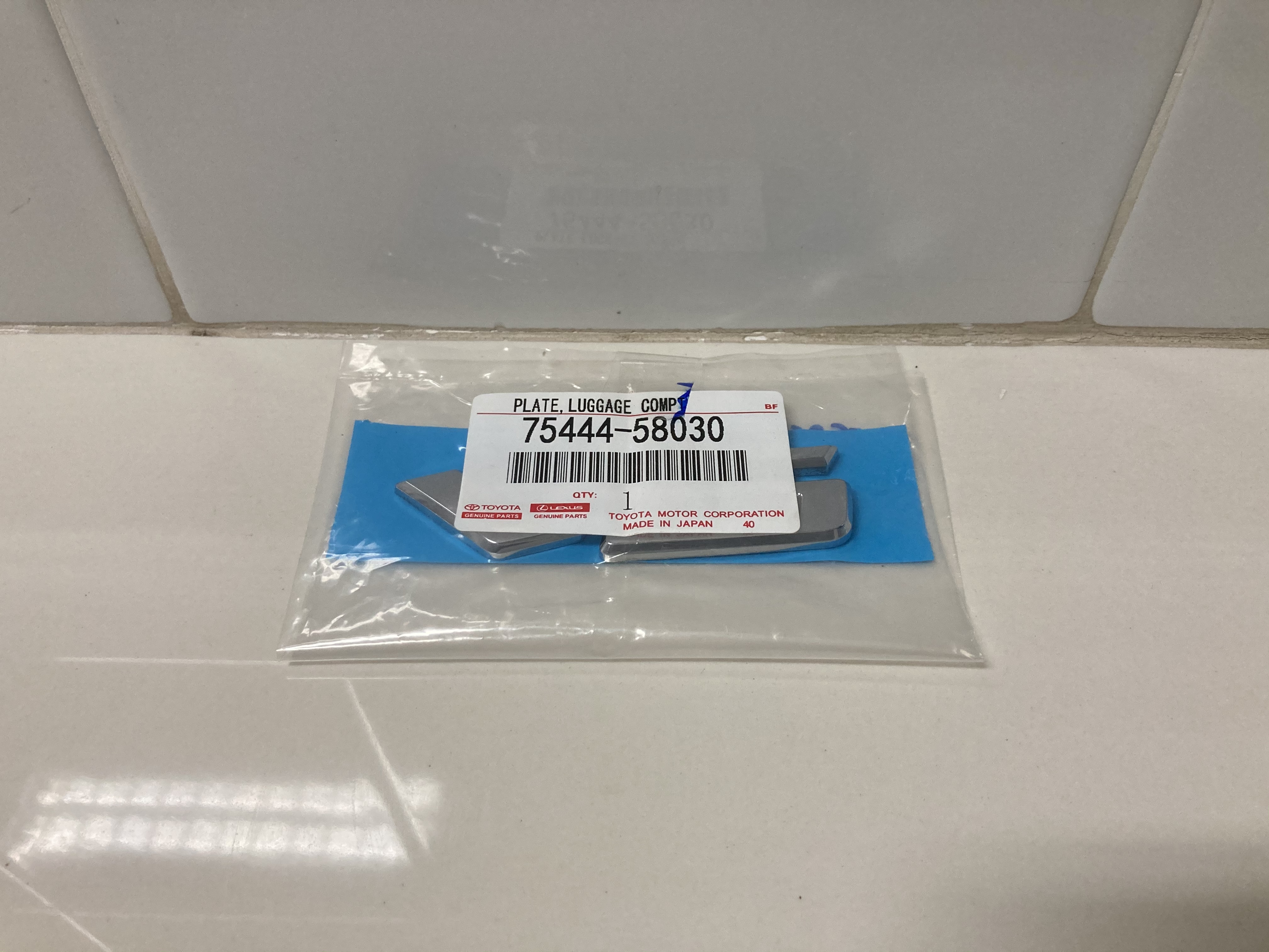 ขายโลโก้แท้ V6 ของรถยนต์ TOYOTA รุ่น ALPHARD 3.5L TOP ปี 2008-2014