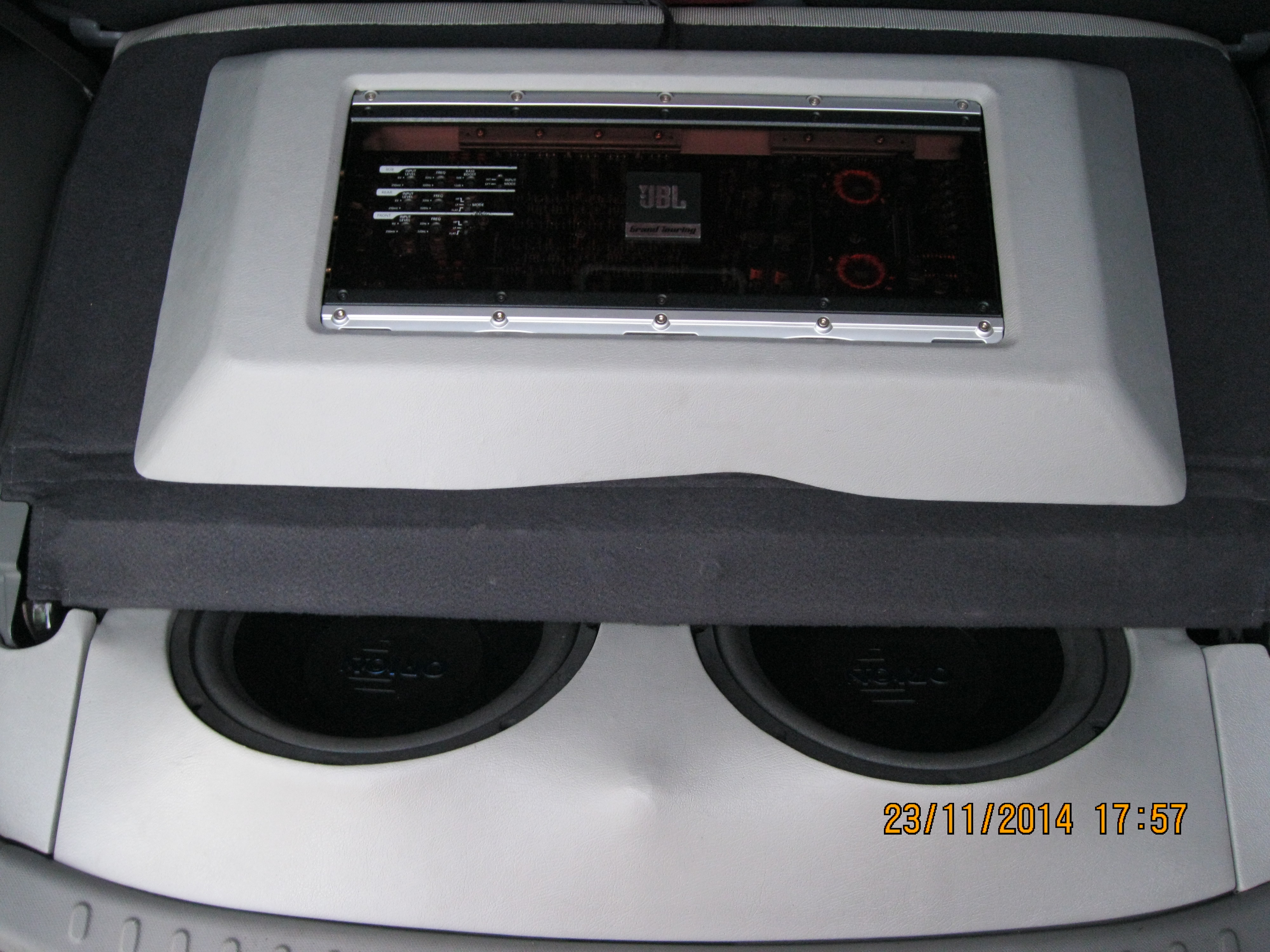 ขายตู้ลำโพงไฟเบอร์ของรถยนต์ Nissan รุ่น Cube3 รหัส Z11 ปี 2005