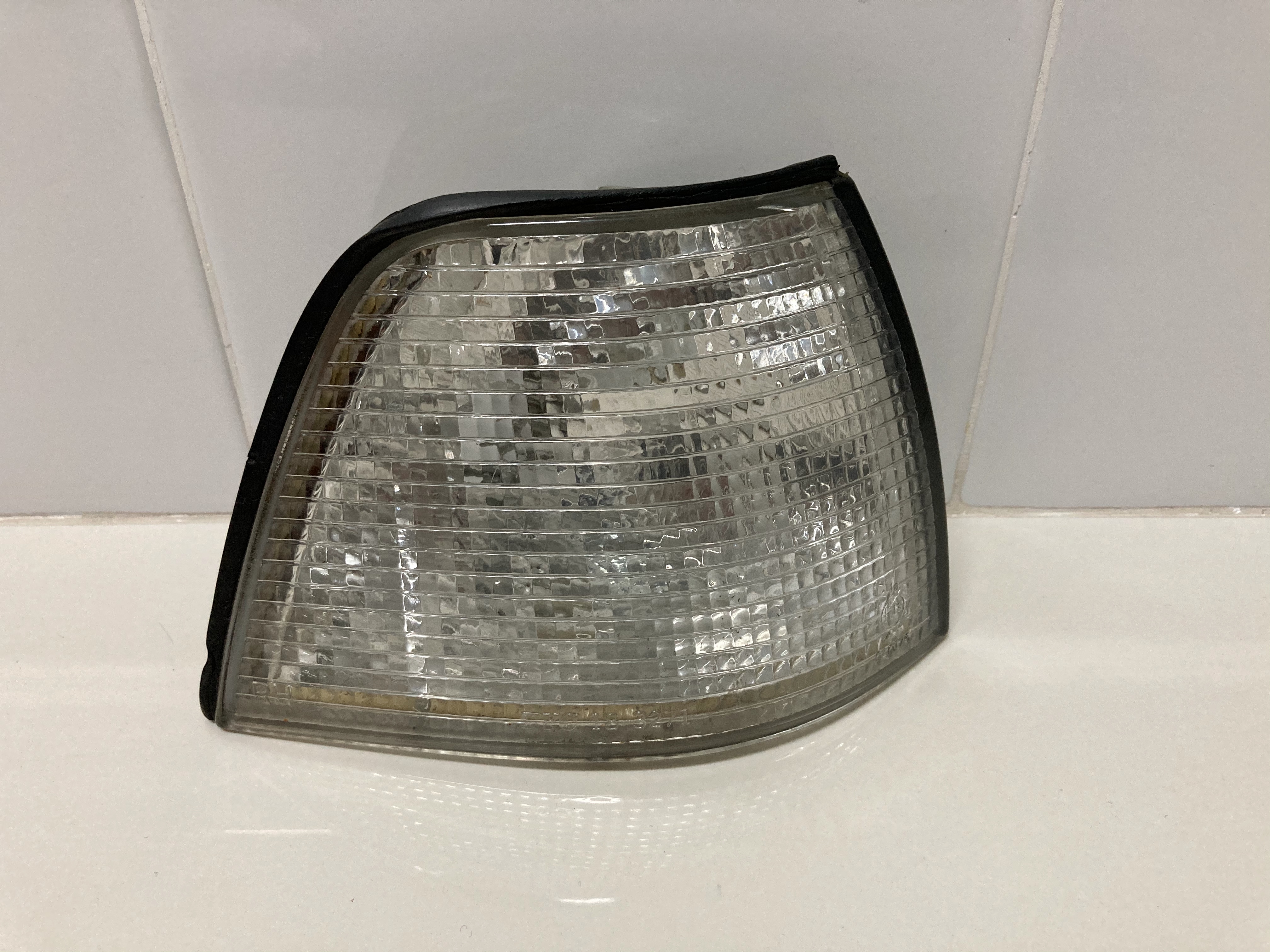 ขายไฟเลี้ยวมุมข้างขวาของรถยนต์ BMW รุ่น 325i โฉม E36 ปี 1996