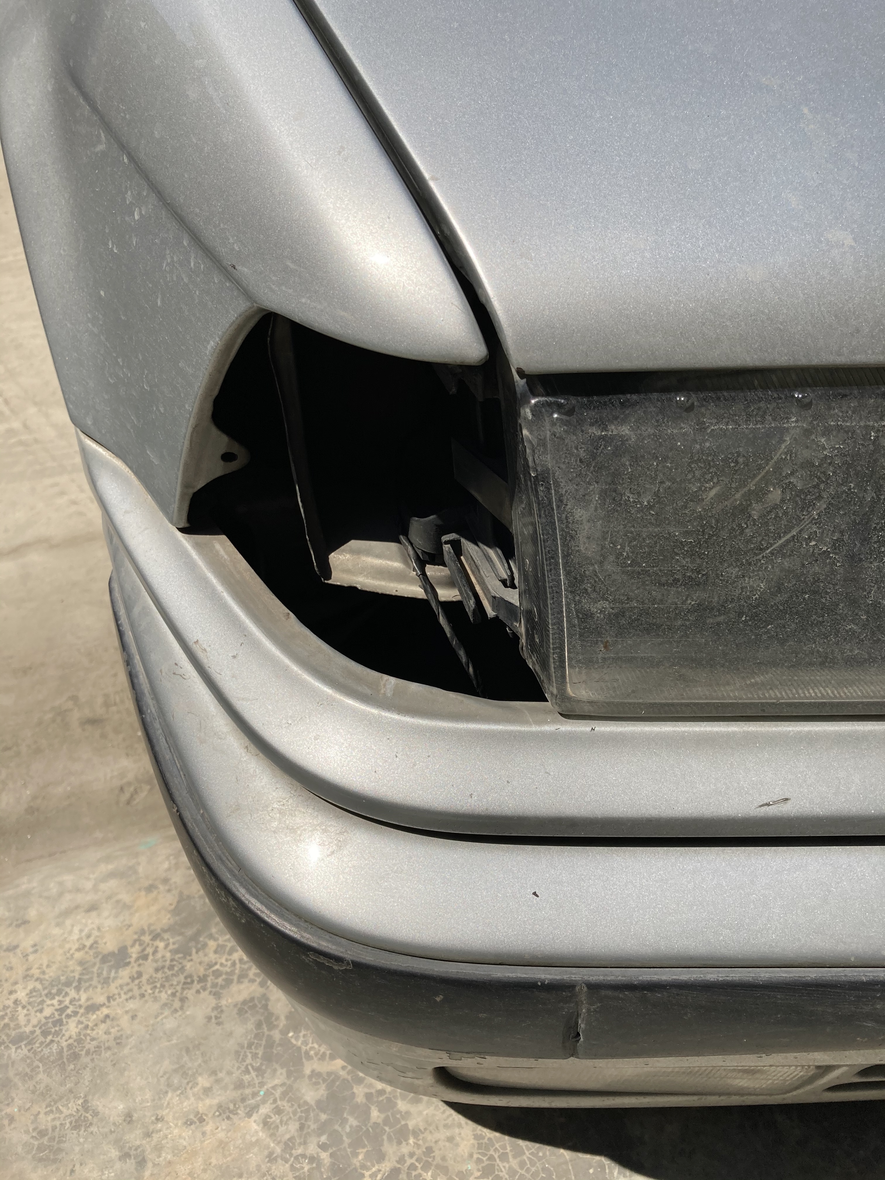 ขายไฟเลี้ยวมุมข้างขวาของรถยนต์ BMW รุ่น 325i โฉม E36 ปี 1996