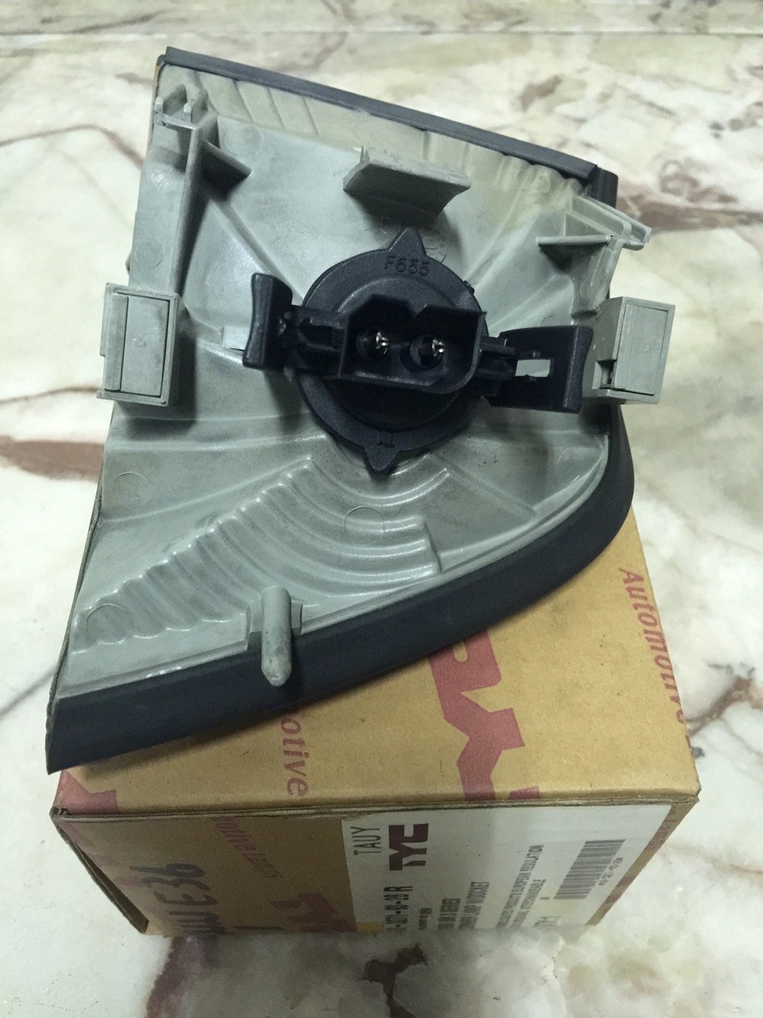 ขายไฟเลี้ยวมุมส้มด้านหน้าของรถยนต์ BMW รุ่น 325i ปี 1996 ของแท้ ขายไฟเลี้ยวมุมส้มด้านหน้าของรถยนต์ BMW รุ่น 325i ปี 1996 ของแท้