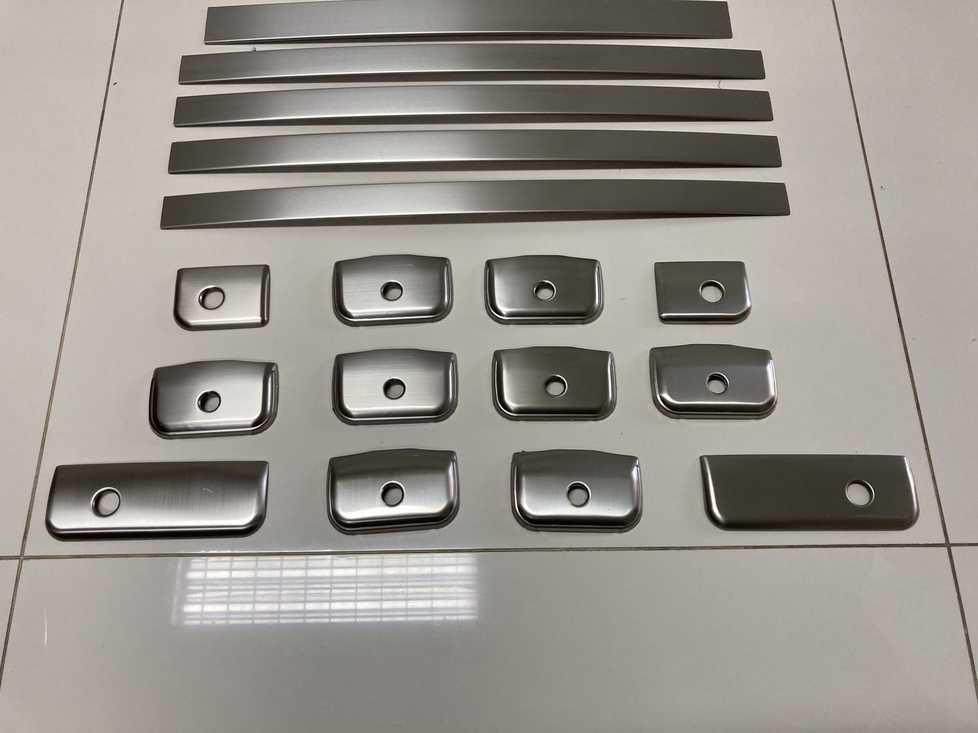 ขายครอบรางสเตนเลสของรถยนต์ TOYOTA รุ่น ALPHARD 2.4-3.5L ปี 2008-2014 ขายครอบรางสเตนเลสของรถยนต์ TOYOTA รุ่น ALPHARD 2.4-3.5L ปี 2008-2014