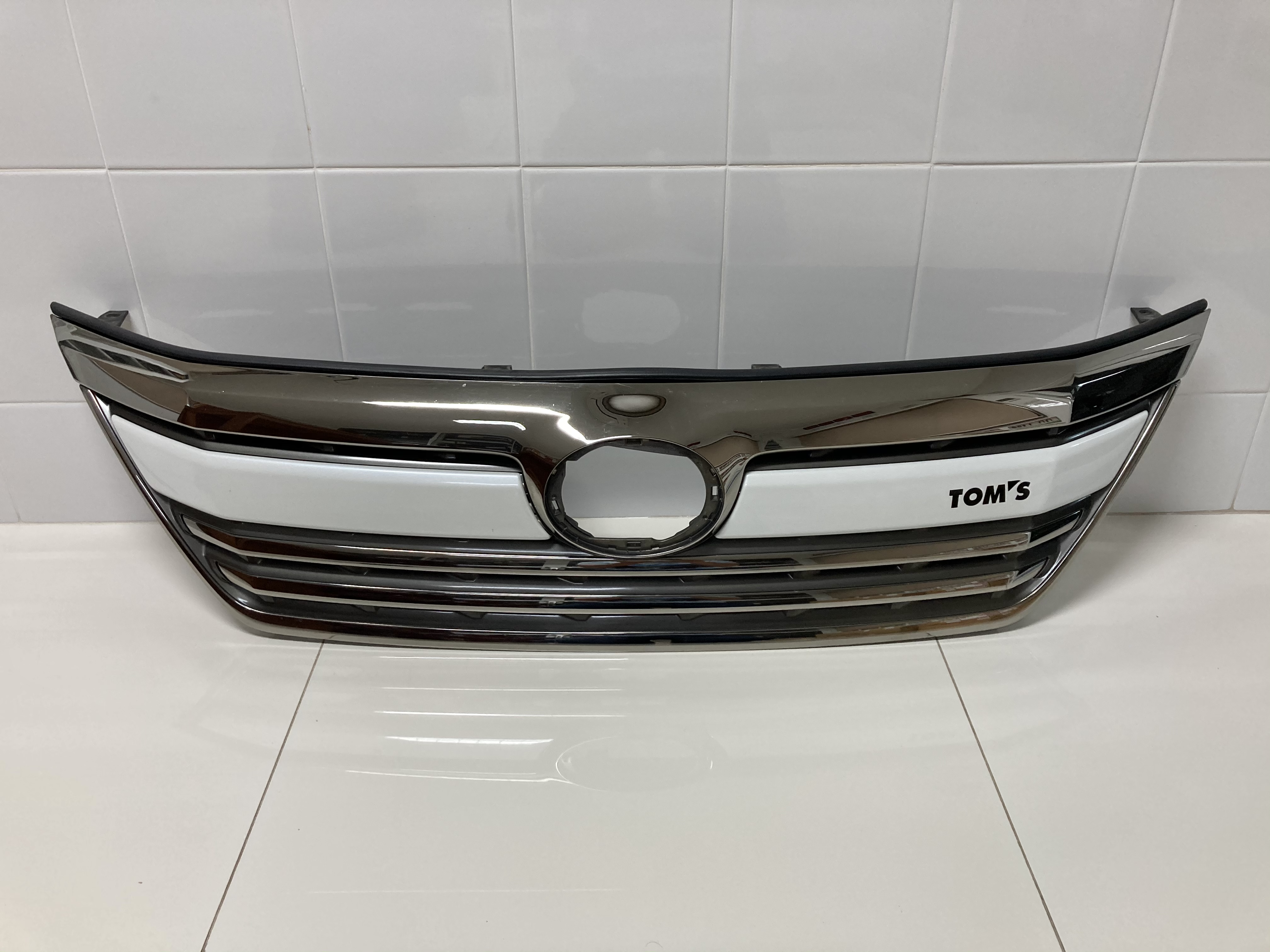 ขายกระจังหน้าแต่ง TOM'S ของรถยนต์ TOYOTA รุ่น VELLFIRE 2.4L-3.5L ปี 2008-2012