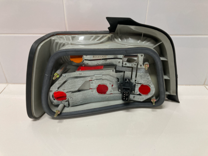 ขายไฟท้ายเดิมของรถยนต์ BMW รุ่น 325i โฉมE36 ปี 1996 ของแท้ ขายไฟท้ายเดิมของรถยนต์ BMW รุ่น 325i โฉมE36 ปี 1996 ของแท้