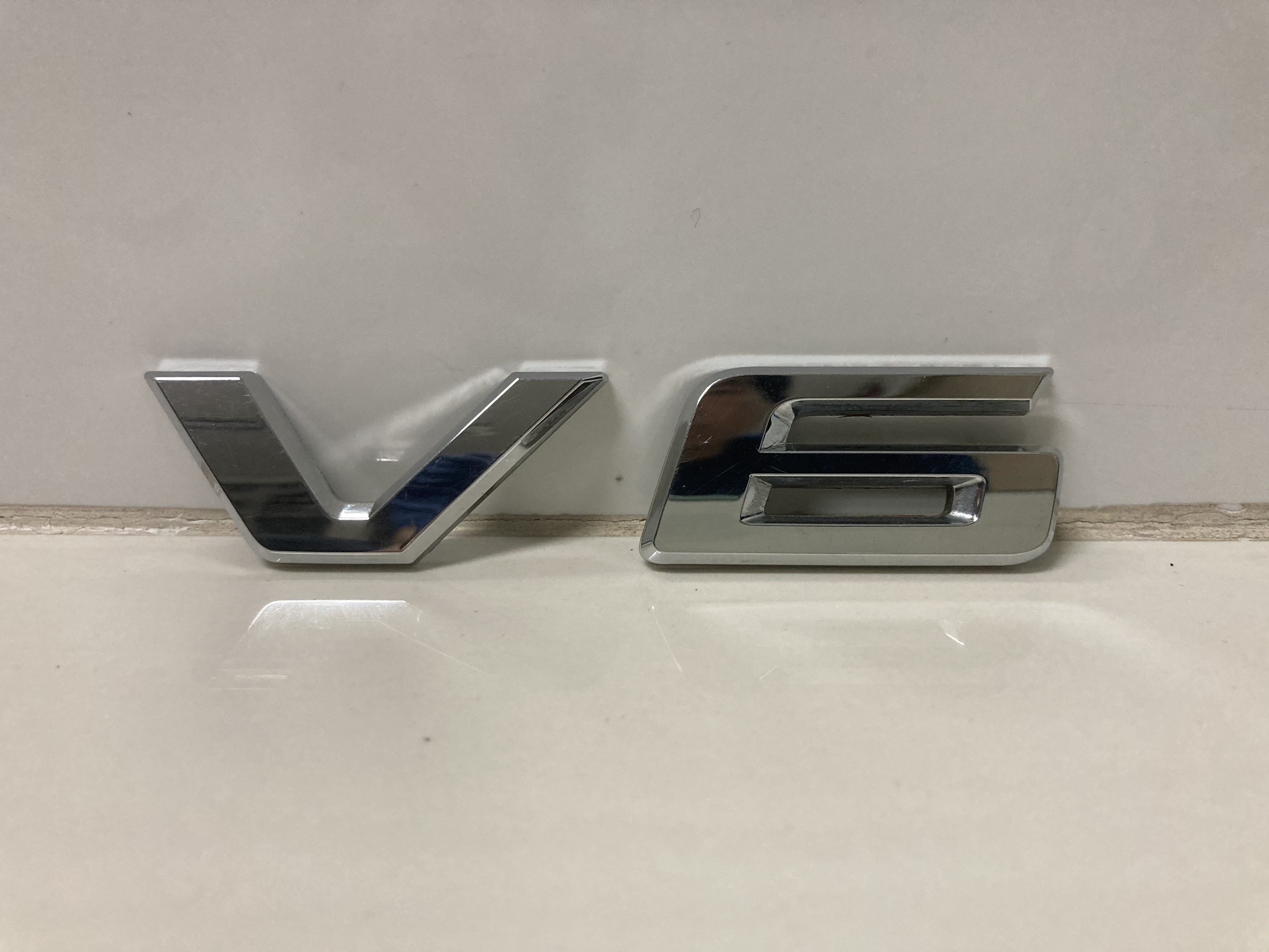 ขายโลโก้แท้ V6 ของรถยนต์ TOYOTA รุ่น ALPHARD 3.5L TOP ปี 2008-2014