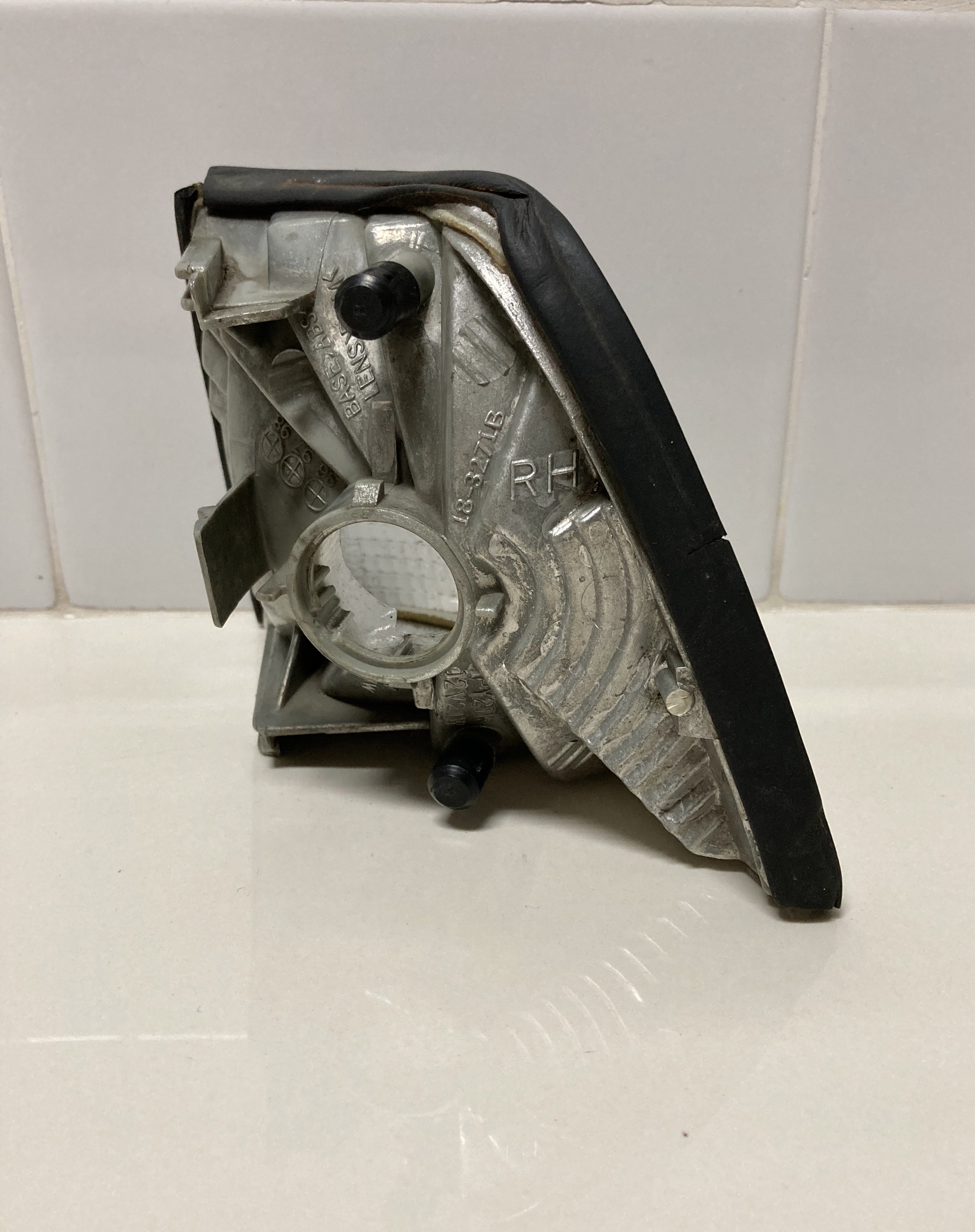 ขายไฟเลี้ยวมุมข้างขวาของรถยนต์ BMW รุ่น 325i โฉม E36 ปี 1996