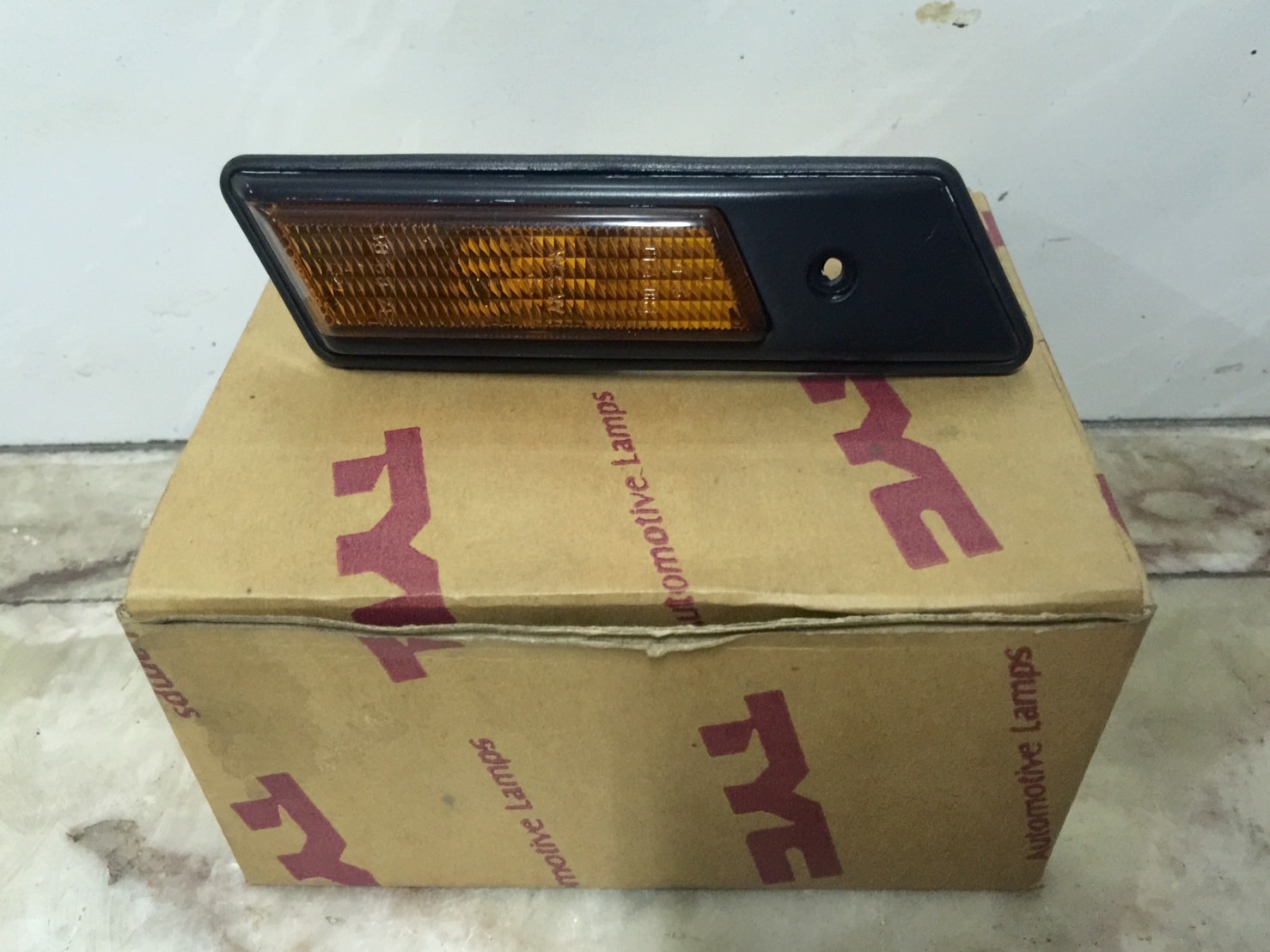 ขายไฟเลี้ยวข้างแก้มของรถยนต์ BMW รุ่น 325i โฉม E36 ปี 1996 ของแท้ ขายไฟเลี้ยวข้างแก้มของรถยนต์ BMW รุ่น 325i โฉม E36 ปี 1996 ของแท้