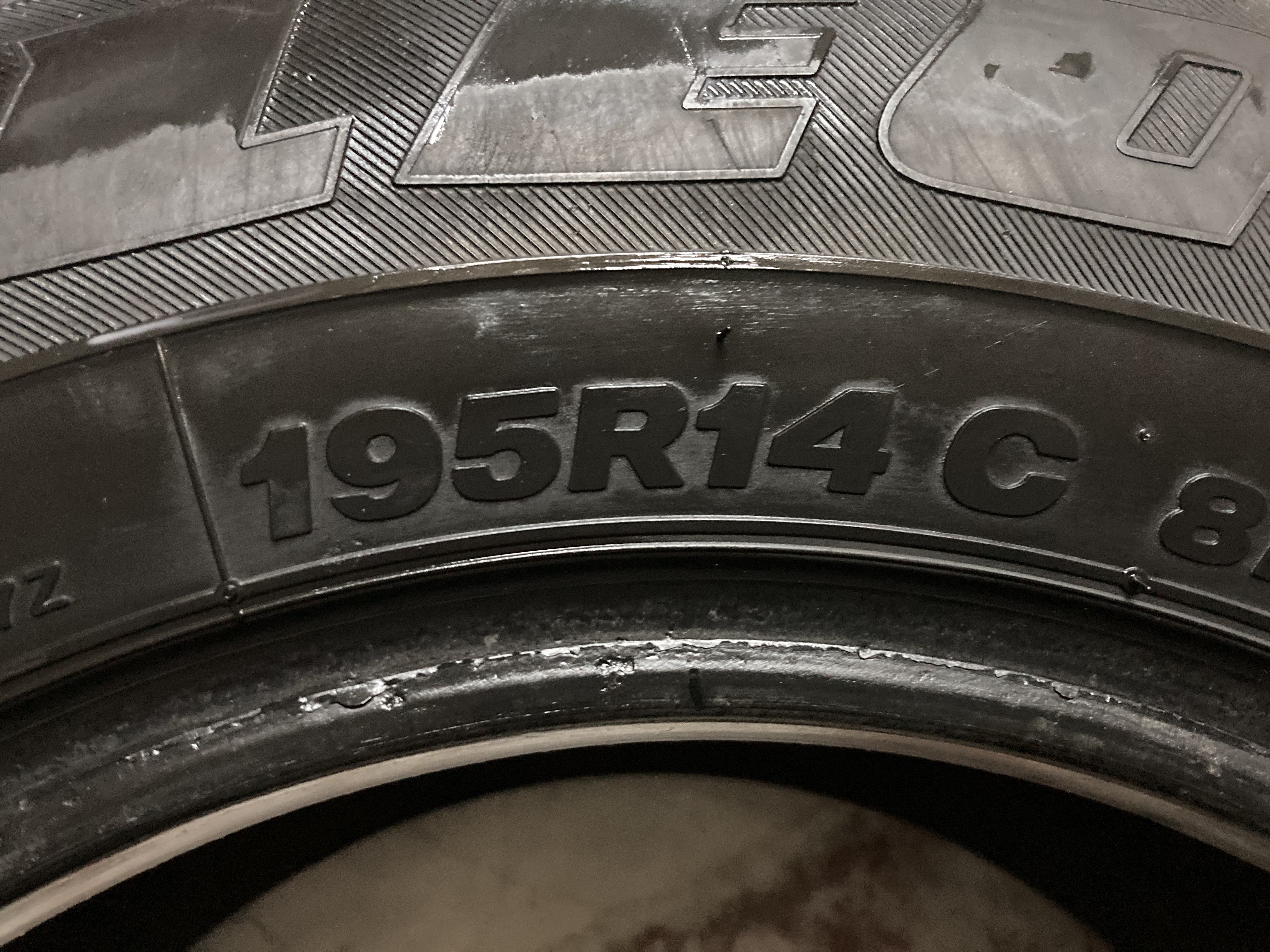 ขายยางรถบรรทุก Bridgestone LEO 677 ขอบ 14" 195R14C จำนวน 2 เส้นเองเลย