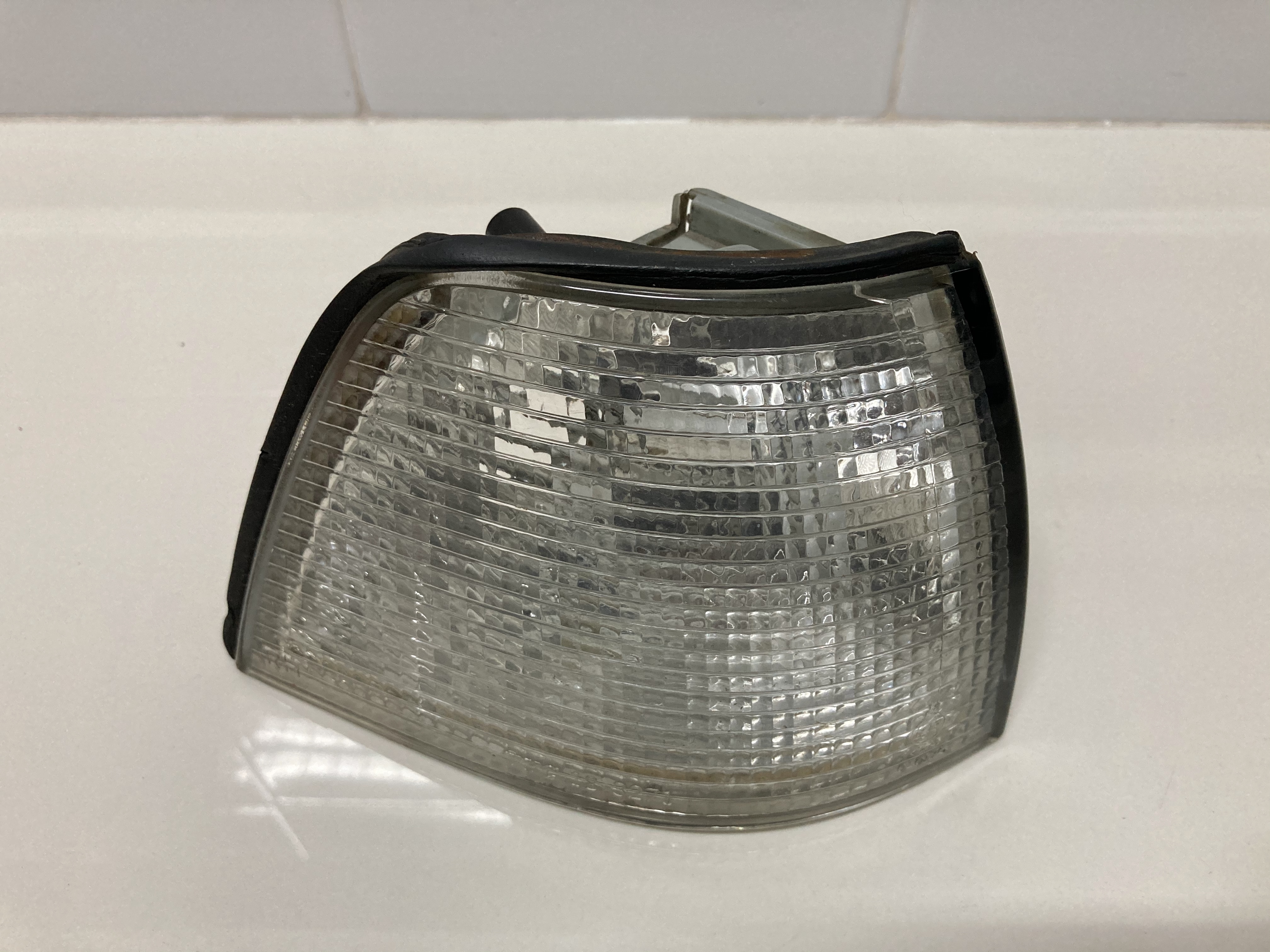 ขายไฟเลี้ยวมุมข้างขวาของรถยนต์ BMW รุ่น 325i โฉม E36 ปี 1996