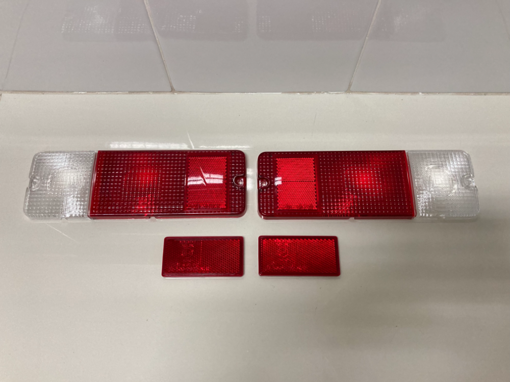 ขายไฟท้ายแต่งขาวแดงของรถยนต์ DAIHATSU รุ่น MEGET 2 ตรงรุ่นปี 2000