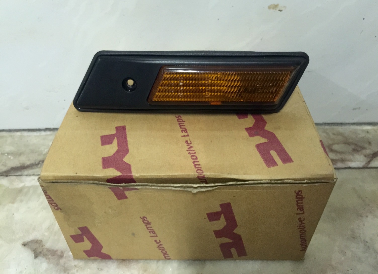 ขายไฟเลี้ยวข้างแก้มของรถยนต์ BMW รุ่น 325i โฉม E36 ปี 1996 ของแท้ ขายไฟเลี้ยวข้างแก้มของรถยนต์ BMW รุ่น 325i โฉม E36 ปี 1996 ของแท้