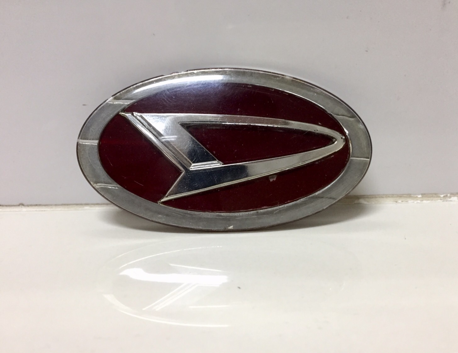 ขายโลโก้แดงฝากระโปรงหน้ารถยนต์ Daihatsu รุ่น Mira L500 ญี่ปุ่นแท้