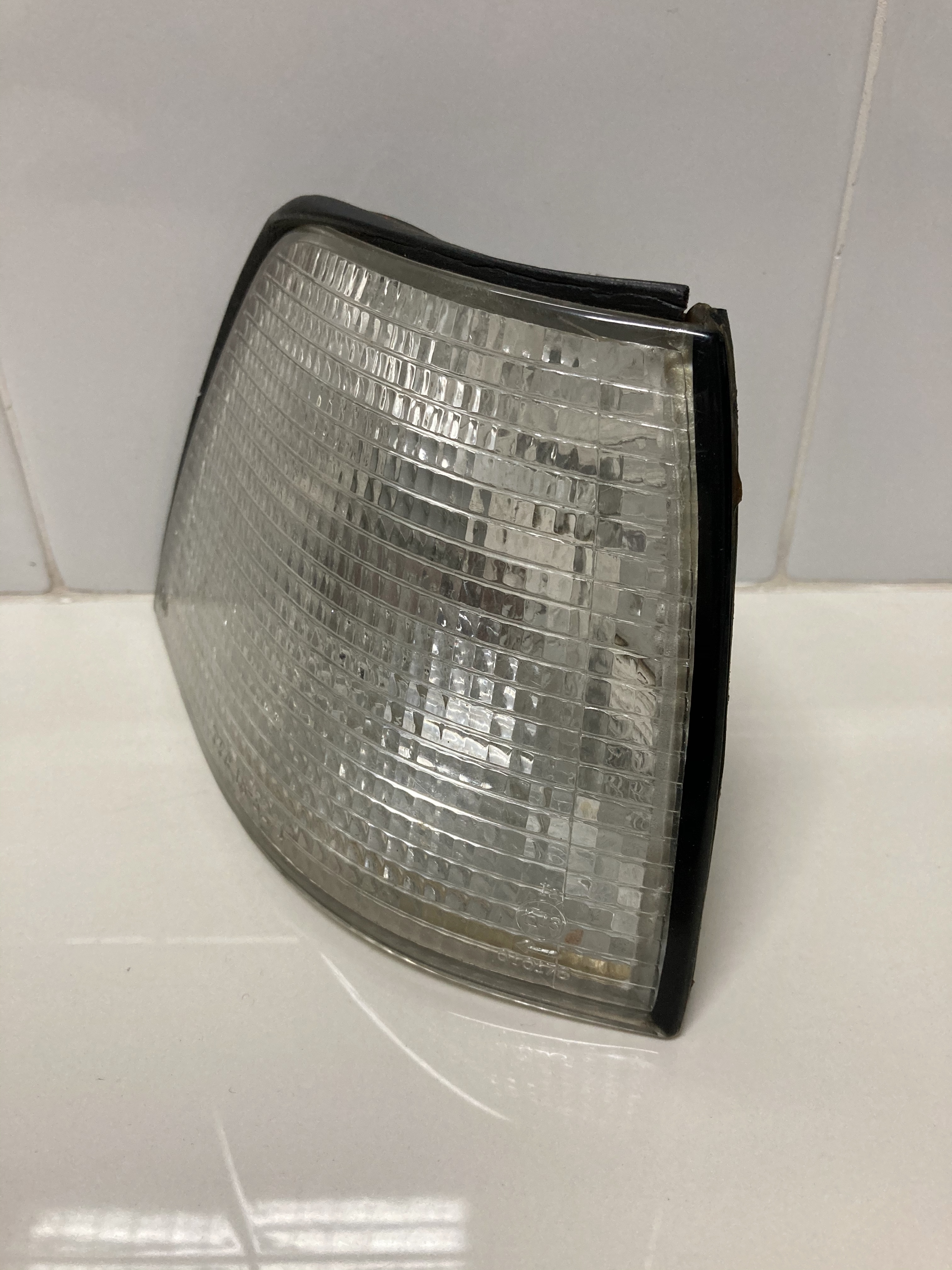 ขายไฟเลี้ยวมุมข้างขวาของรถยนต์ BMW รุ่น 325i โฉม E36 ปี 1996