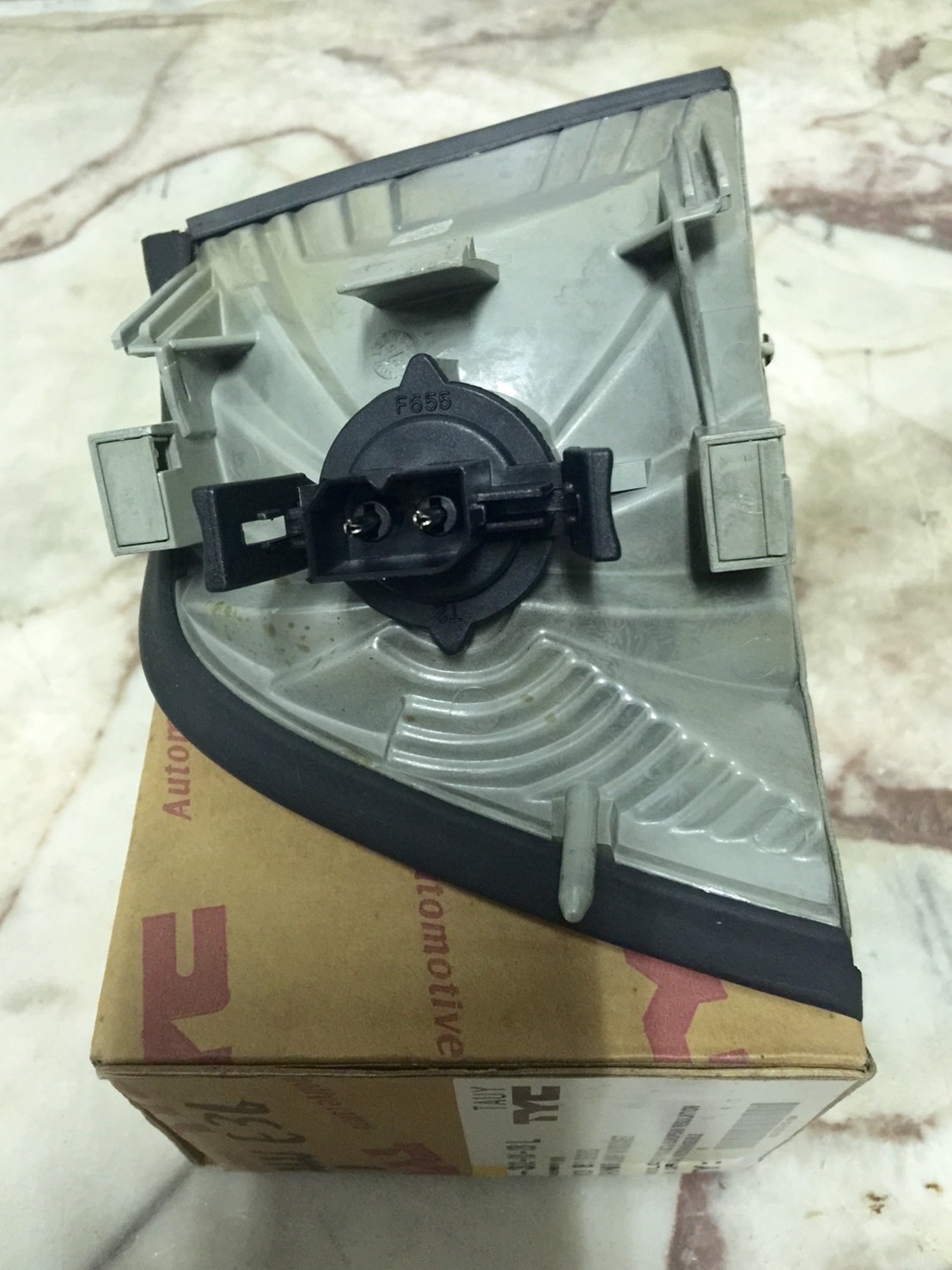 ขายไฟเลี้ยวมุมส้มด้านหน้าของรถยนต์ BMW รุ่น 325i ปี 1996 ของแท้ ขายไฟเลี้ยวมุมส้มด้านหน้าของรถยนต์ BMW รุ่น 325i ปี 1996 ของแท้