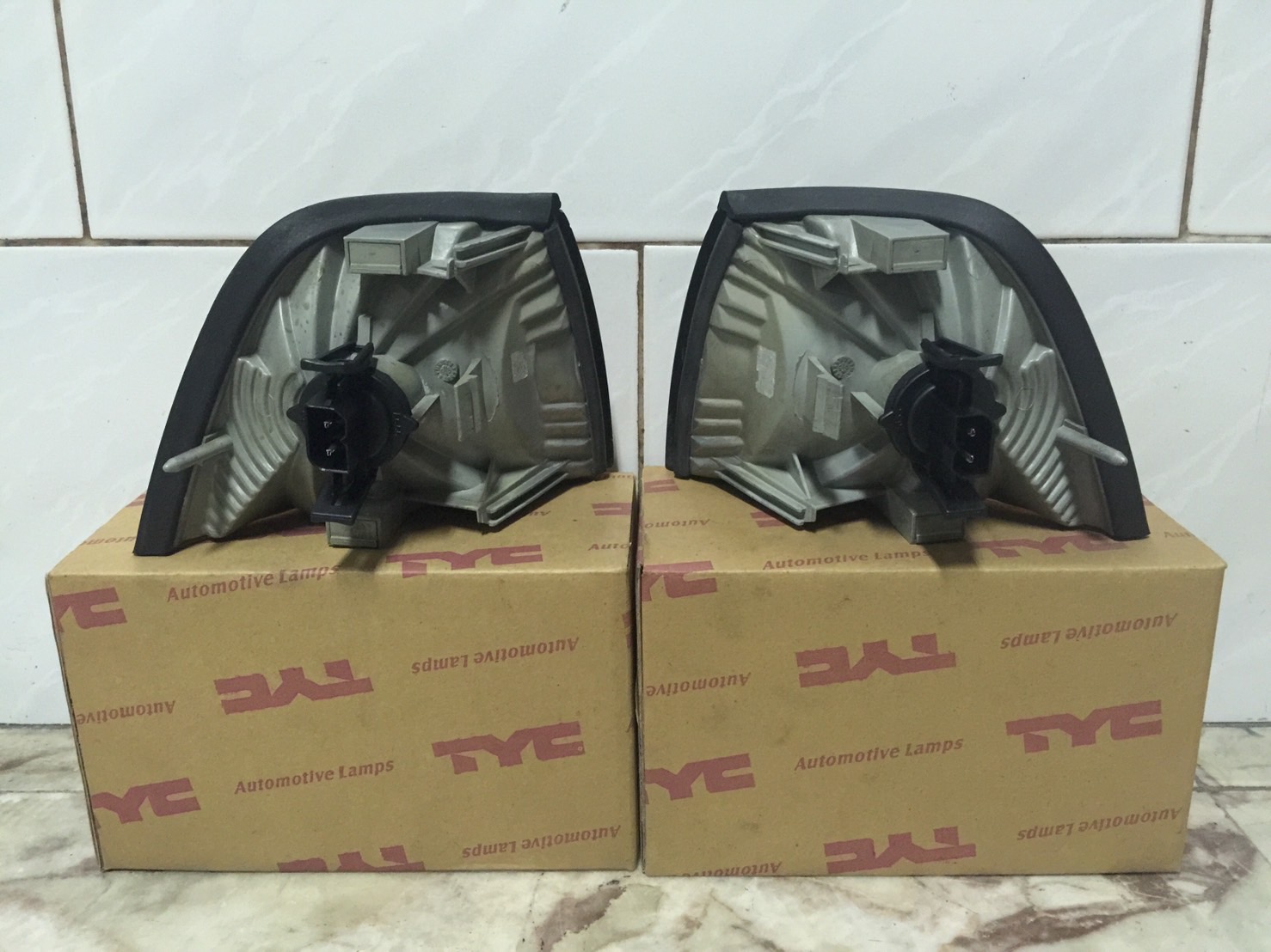 ขายไฟเลี้ยวมุมส้มด้านหน้าของรถยนต์ BMW รุ่น 325i ปี 1996 ของแท้ ขายไฟเลี้ยวมุมส้มด้านหน้าของรถยนต์ BMW รุ่น 325i ปี 1996 ของแท้