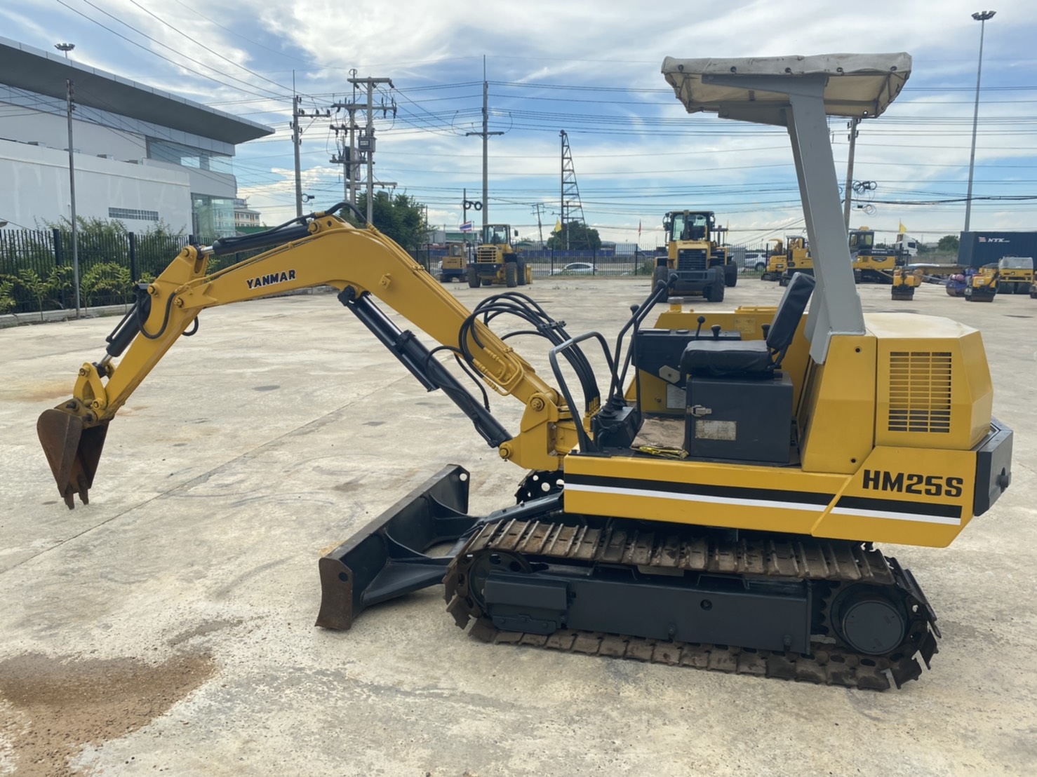 YANMAR HM25S รถแบคโฮ สภาพดีมาก www.sangenjp.com www.nmc99.com YANMAR HM25S รถแบคโฮ สภาพดีมาก www.sangenjp.com www.nmc99.com