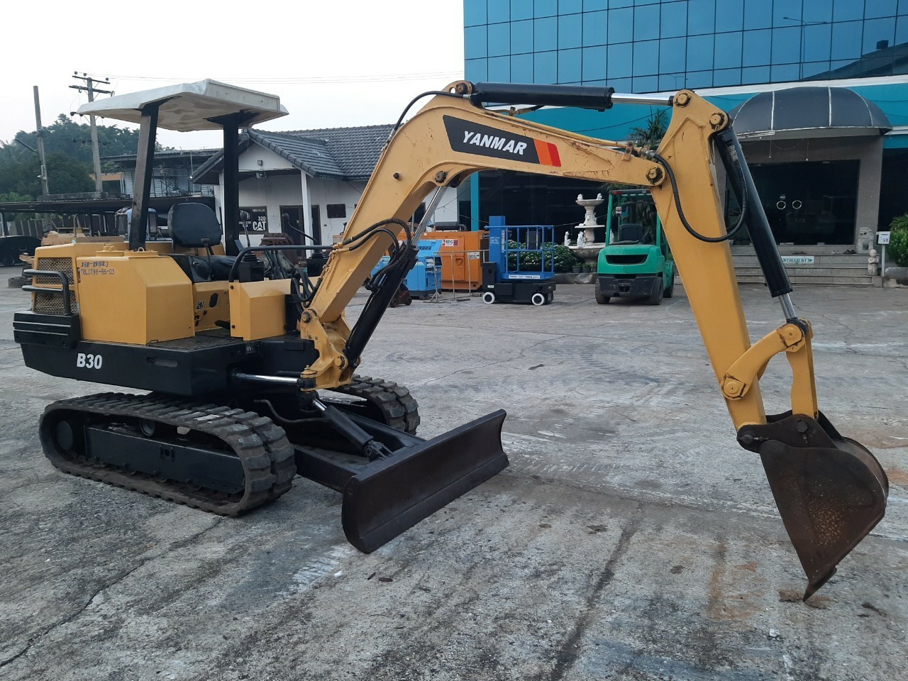 B27 รถแบคโฮ จากญี่ปุ่น โทร 089-0080077 089-0050007 086-0044333 065-8844400 www.sangenjp.com www.nmc9