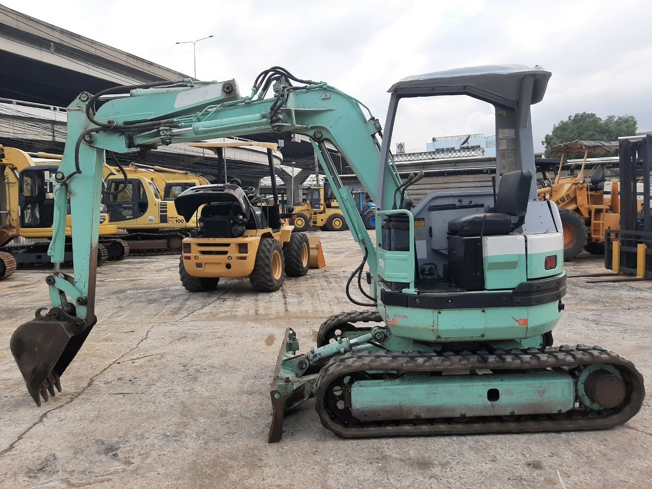 KOBELCO SK30 รถแบคโฮ จากญี่ปุ่น KOBELCO SK30 รถแบคโฮ จากญี่ปุ่น