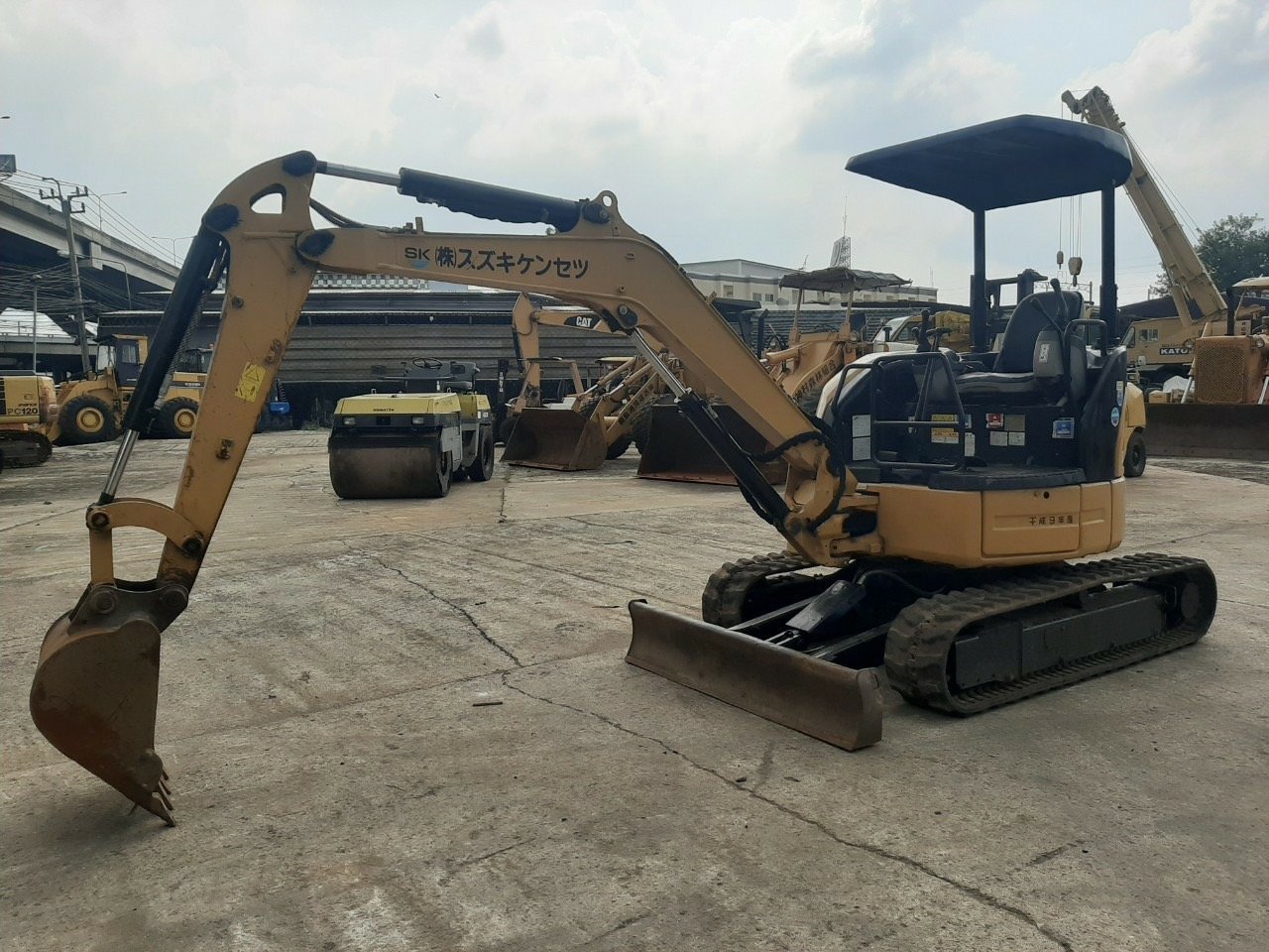 CAT303CR นำเข้าจากญี่ปุ่น สภาพพร้อมใช้งาน สนใจโทร. 089-0050007 คุณชญานิน หรือ Add LINE ID @sangenjp 