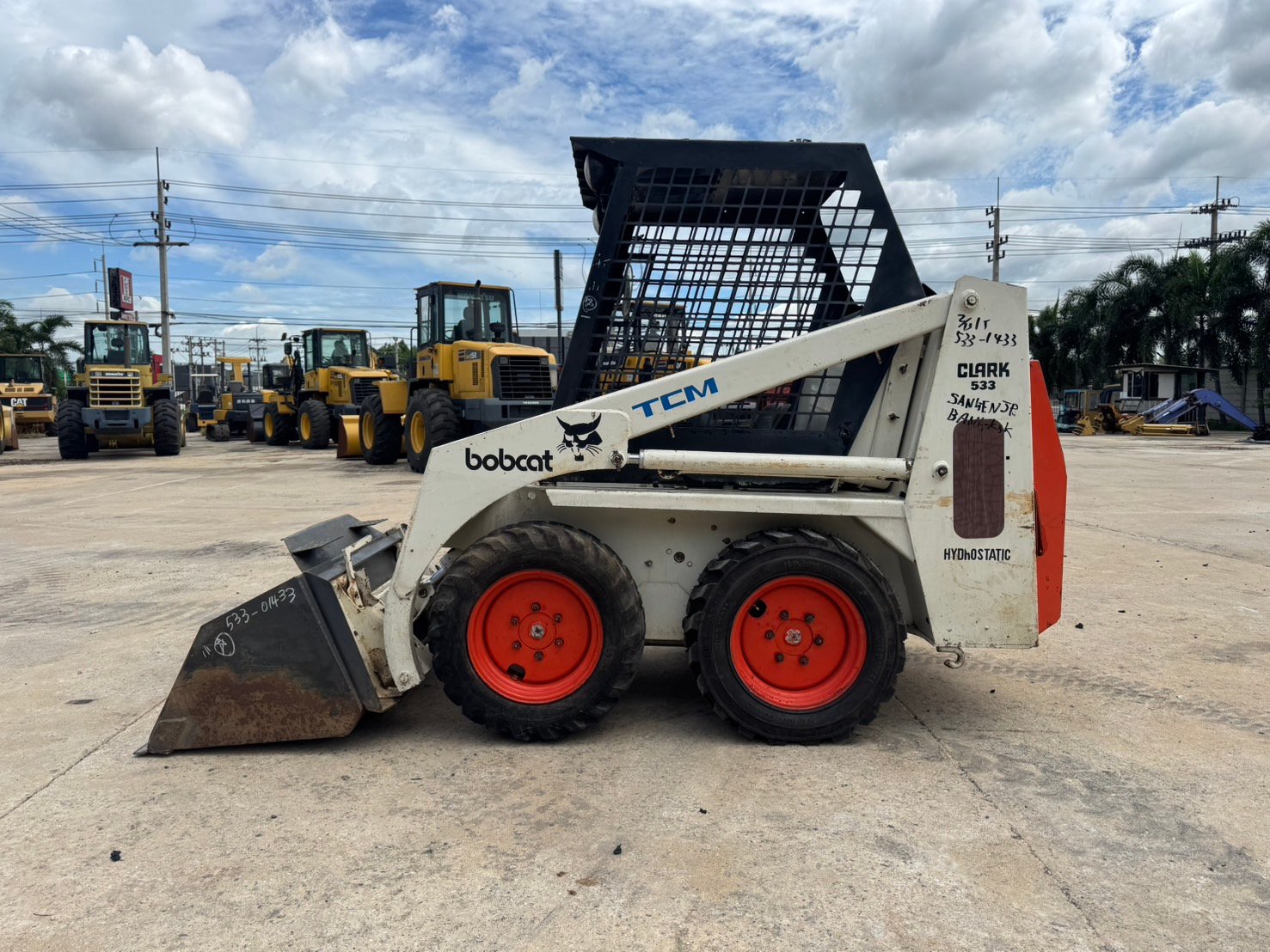 BOBCAT 533 นำเข้าจากญี่ปุ่น สภาพพร้อมใช้งาน สนใจโทร. 089-0050007 คุณชญานิน หรือ Add LINE ID @sangenj