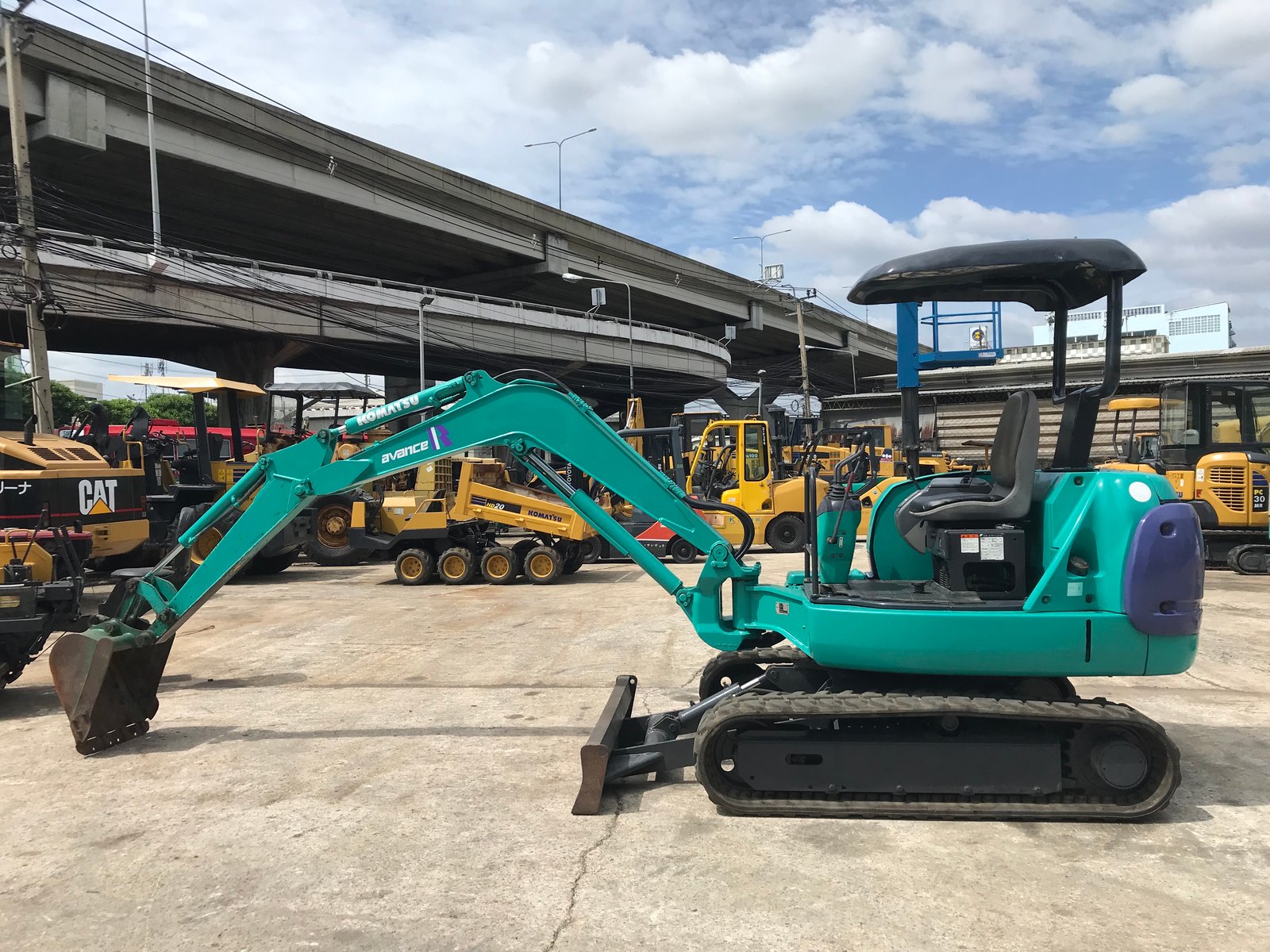 KOMATSU PC27R-8 นำเข้าจากญี่ปุ่น สภาพพร้อมใช้งาน สนใจโทร. 089-0050007 คุณชญานิน หรือ Add LINE ID @sa