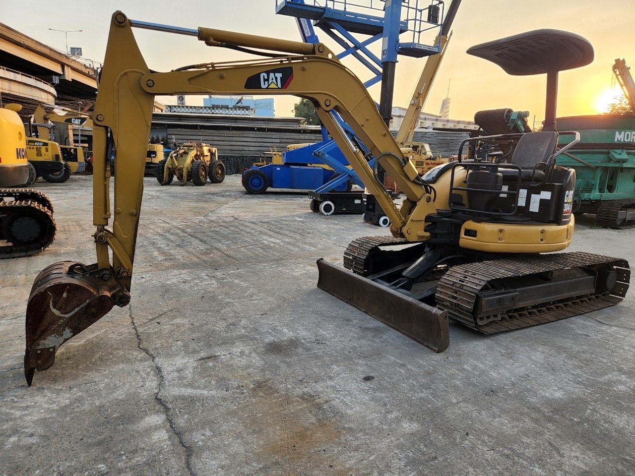 CAT MM40CR นำเข้าจากญี่ปุ่น สภาพพร้อมใช้งาน CAT MM40CR นำเข้าจากญี่ปุ่น สภาพพร้อมใช้งาน