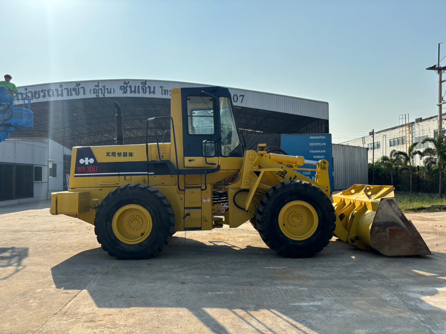 KOMATSU WA300-1 นำเข้าจากญี่ปุ่น สภาพพร้อมใช้งาน สนใจโทร. 089-0050007 คุณชญานิน หรือ Add LINE ID @sa