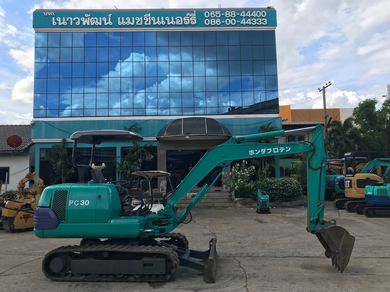 KOMATSU PC30-7 นำเข้าจากญี่ปุ่น สภาพพร้อมใช้งาน สนใจโทร. 089-0050007 คุณชญานิน หรือ Add LINE ID @san