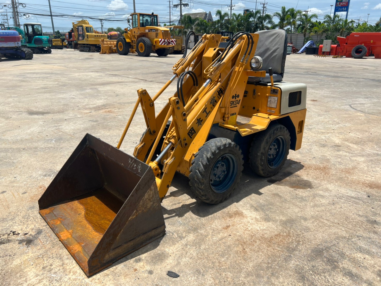 KOMATSU SK04 นำเข้าจากญี่ปุ่น สภาพพร้อมใช้งาน สนใจโทร. 089-0050007 คุณชญานิน หรือ Add LINE ID @sange KOMATSU SK04 นำเข้าจากญี่ปุ่น สภาพพร้อมใช้งาน สนใจโทร. 089-0050007 คุณชญานิน หรือ Add LINE ID @sange