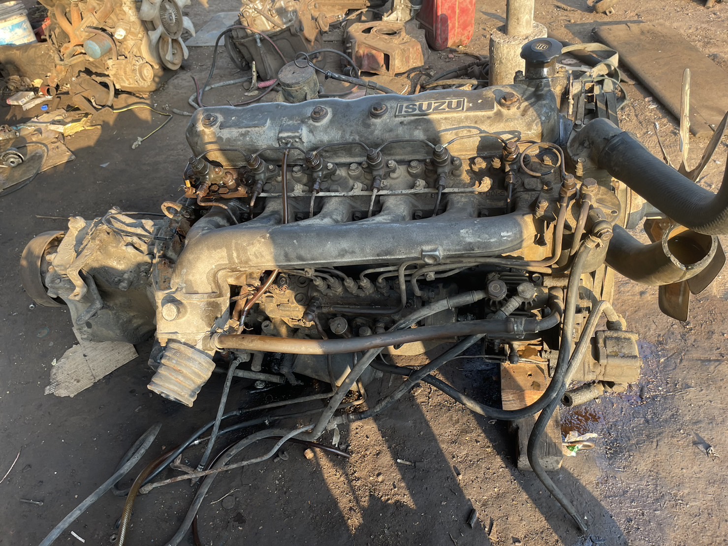 เครื่องพร้อมเกียร์ 6BD1 165 แรงม้า 45000 บาทพร้อมเกียร์