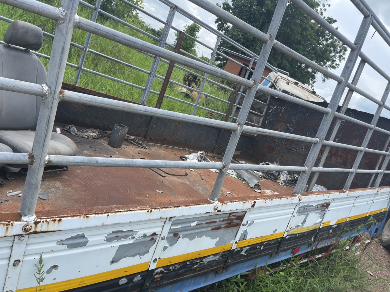 คอกพื้นกระบะ 6 ล้อ คัชชีกว้าง 85 ชม 25000 บาท พร้อมใช้งาน