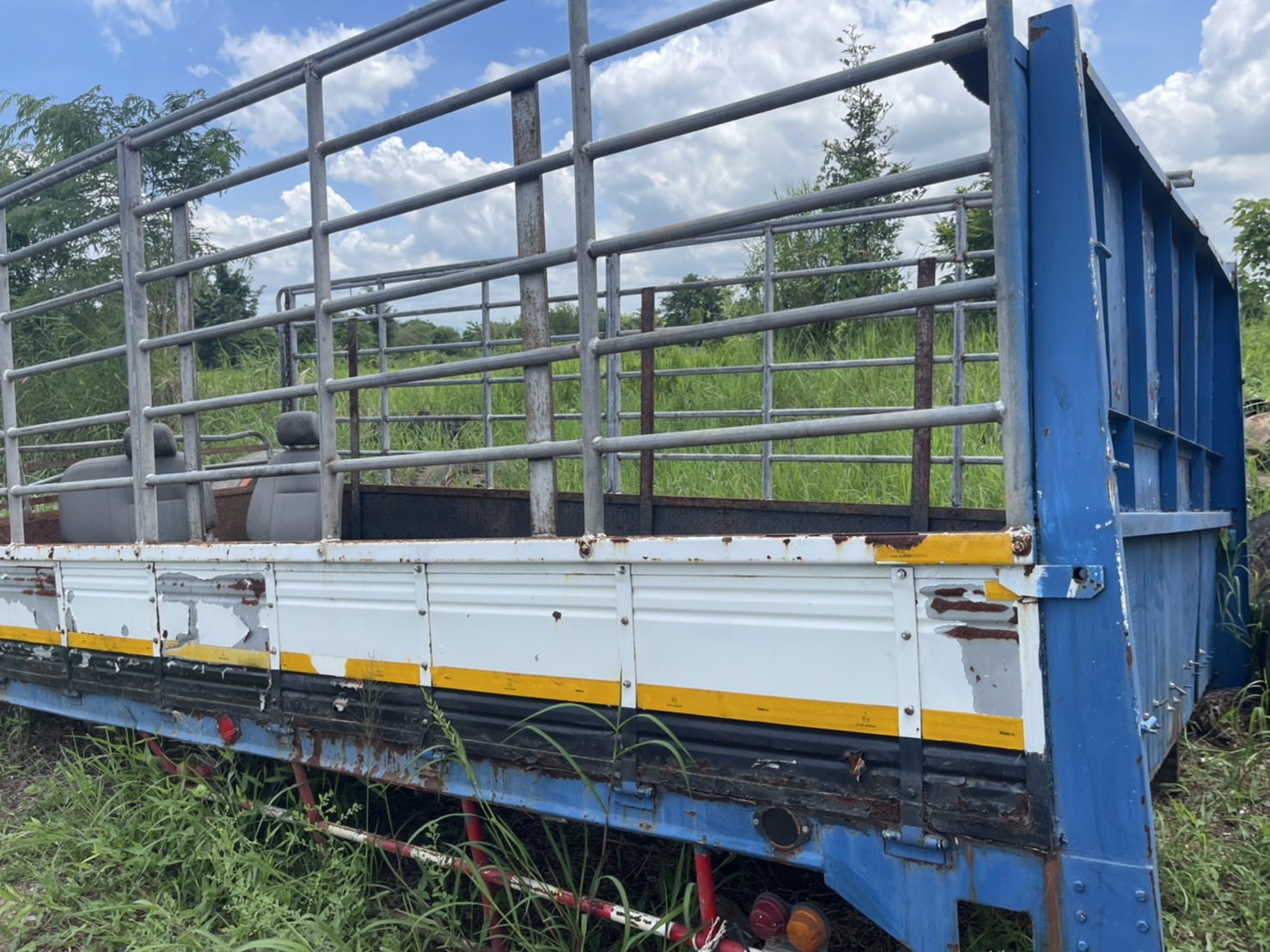 คอกพื้นกระบะ 6 ล้อ คัชชีกว้าง 85 ชม 25000 บาท พร้อมใช้งาน