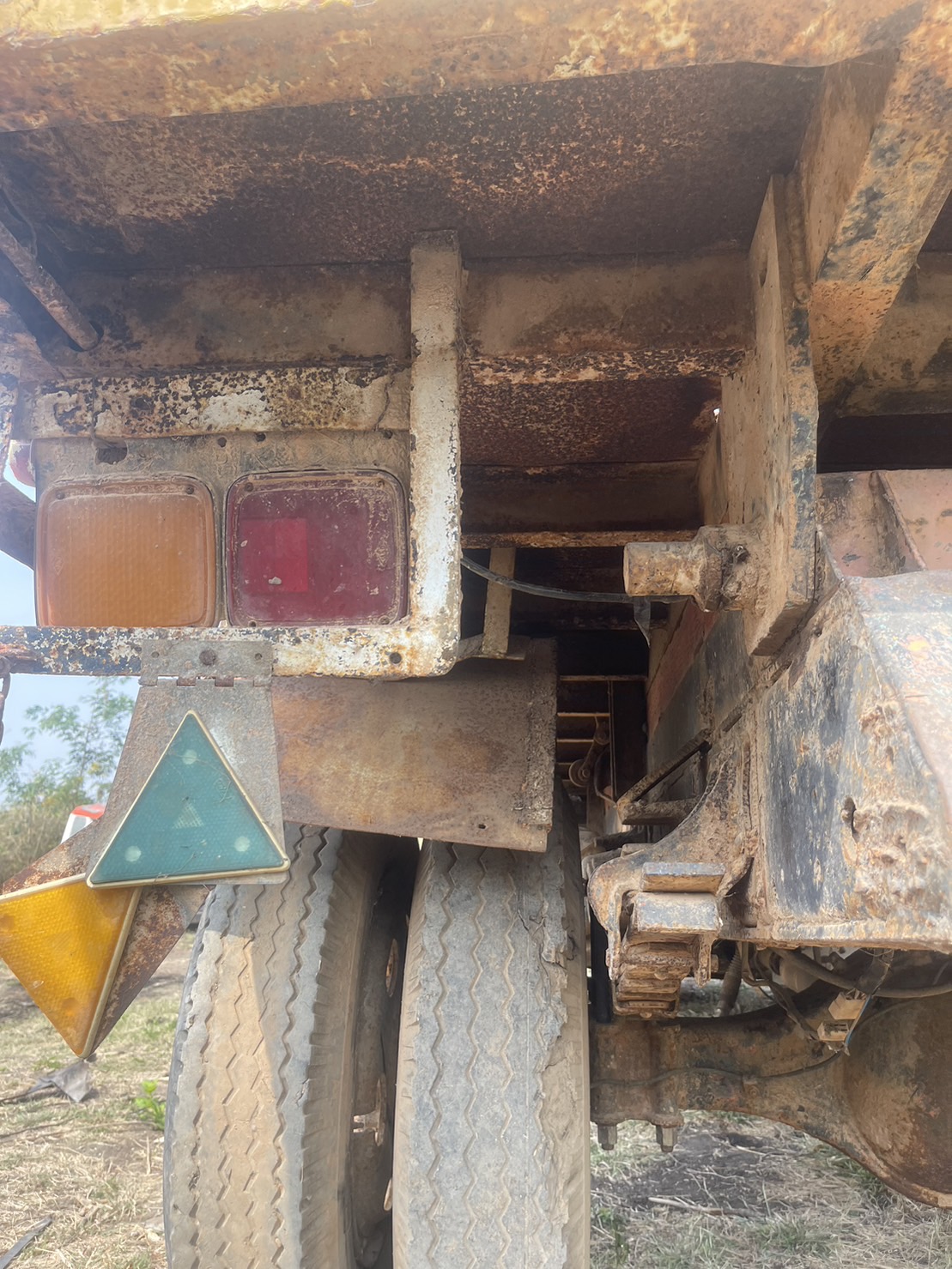 แยกขายชุดกระบะ ดั้ม 6 ล้อ HINON 55000 บาท คัสชี 81 ชม ยาว 4.10 เมตร กว้าง 2.19 เมตร สูง70ชม