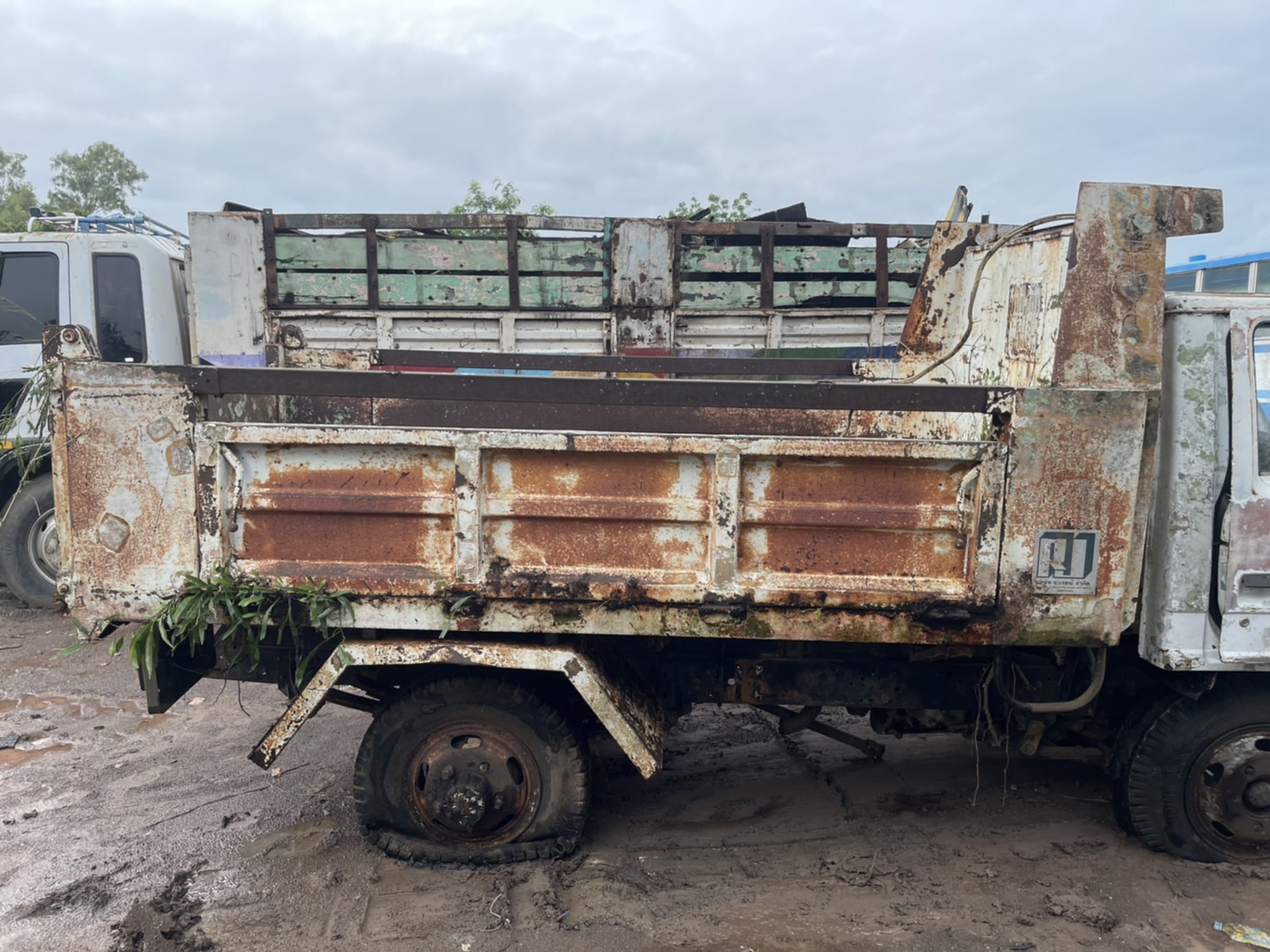 กระบะ พร้อมชุดดั้มห้างแท้ ISUZU NKR 3คิว 55000 บาท กระบะ พร้อมชุดดั้มห้างแท้ ISUZU NKR 3คิว 55000 บาท