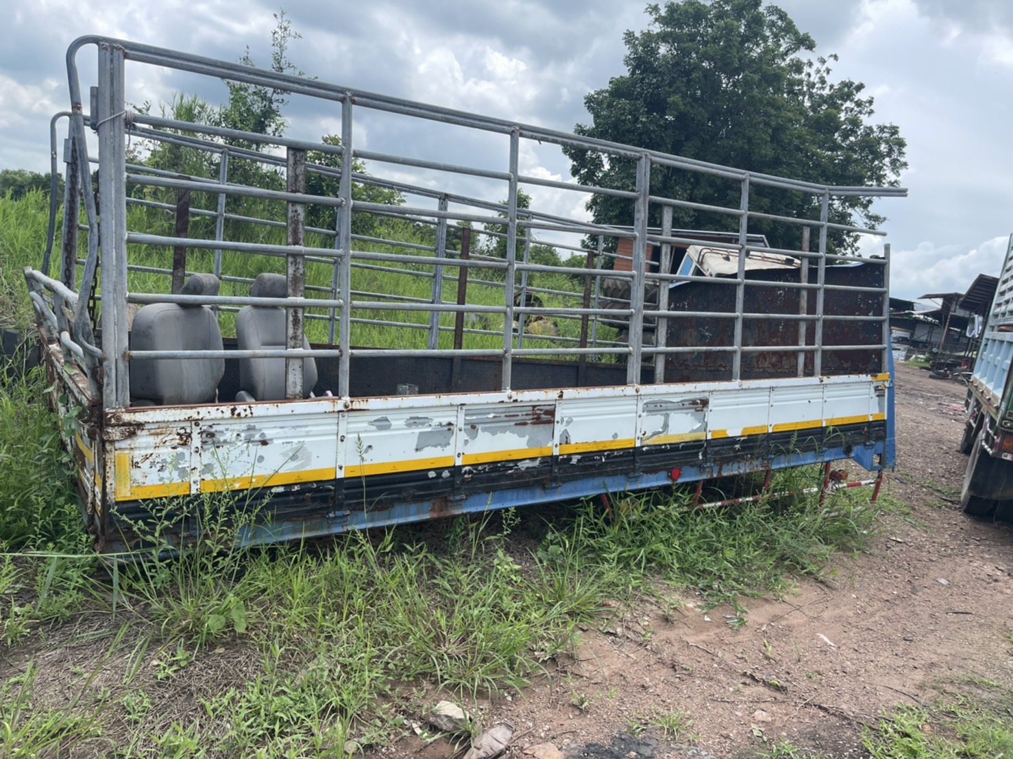 คอกพื้นกระบะ 6 ล้อ คัชชีกว้าง 85 ชม 25000 บาท พร้อมใช้งาน